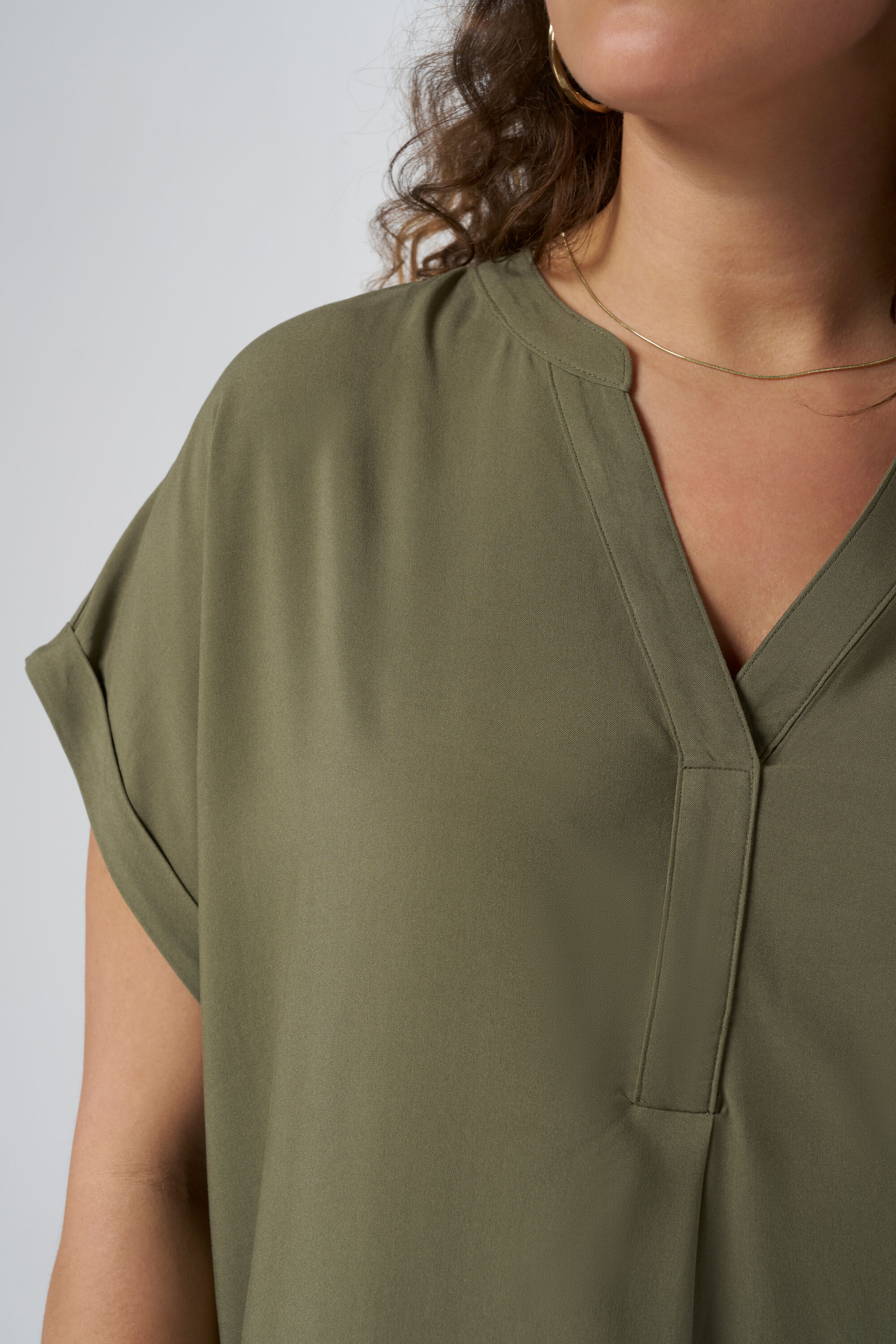 Weit geschnittenes Kleid mit V-Ausschnitt  image number 4