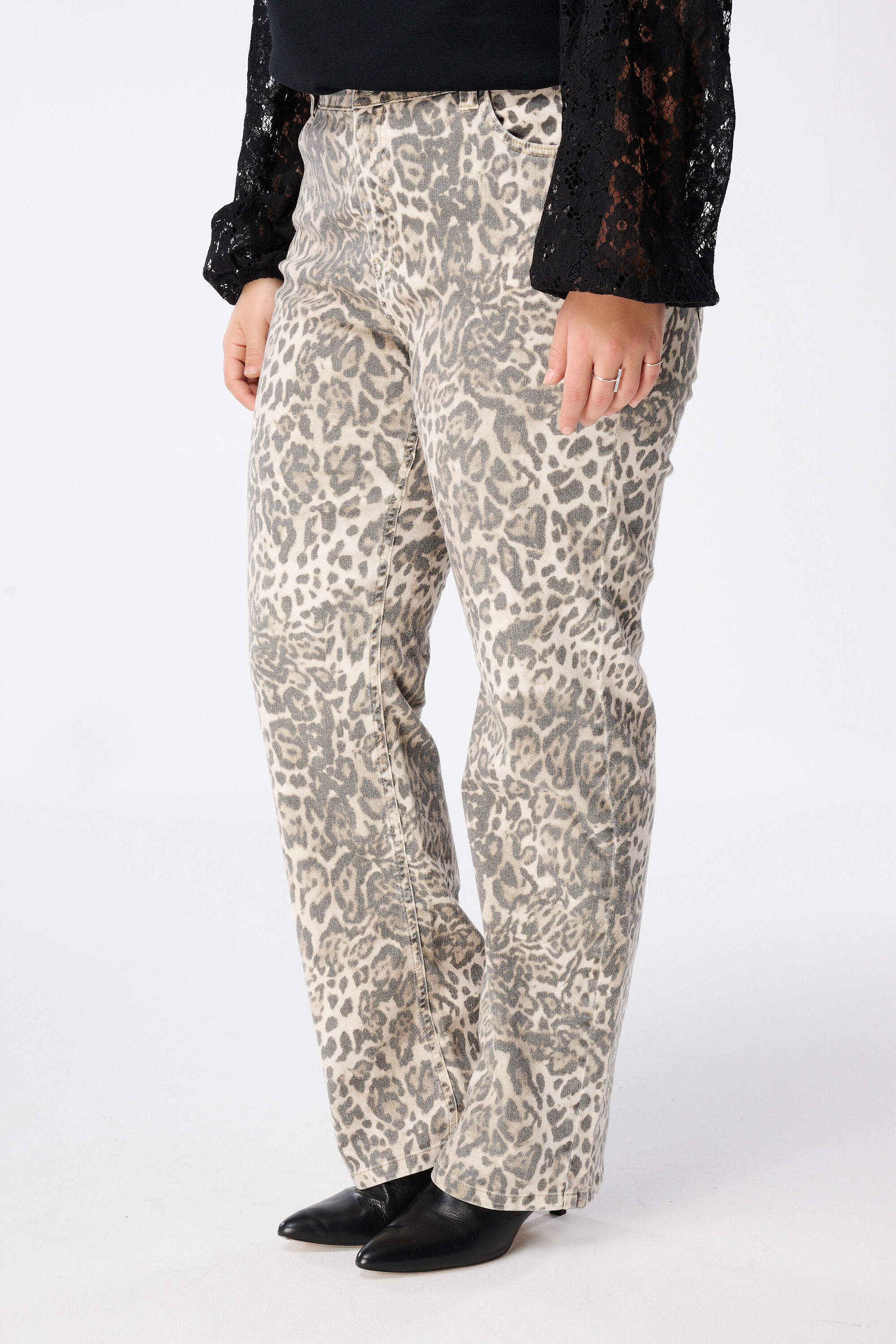 Jeans mit Leopard-Print  image number 4