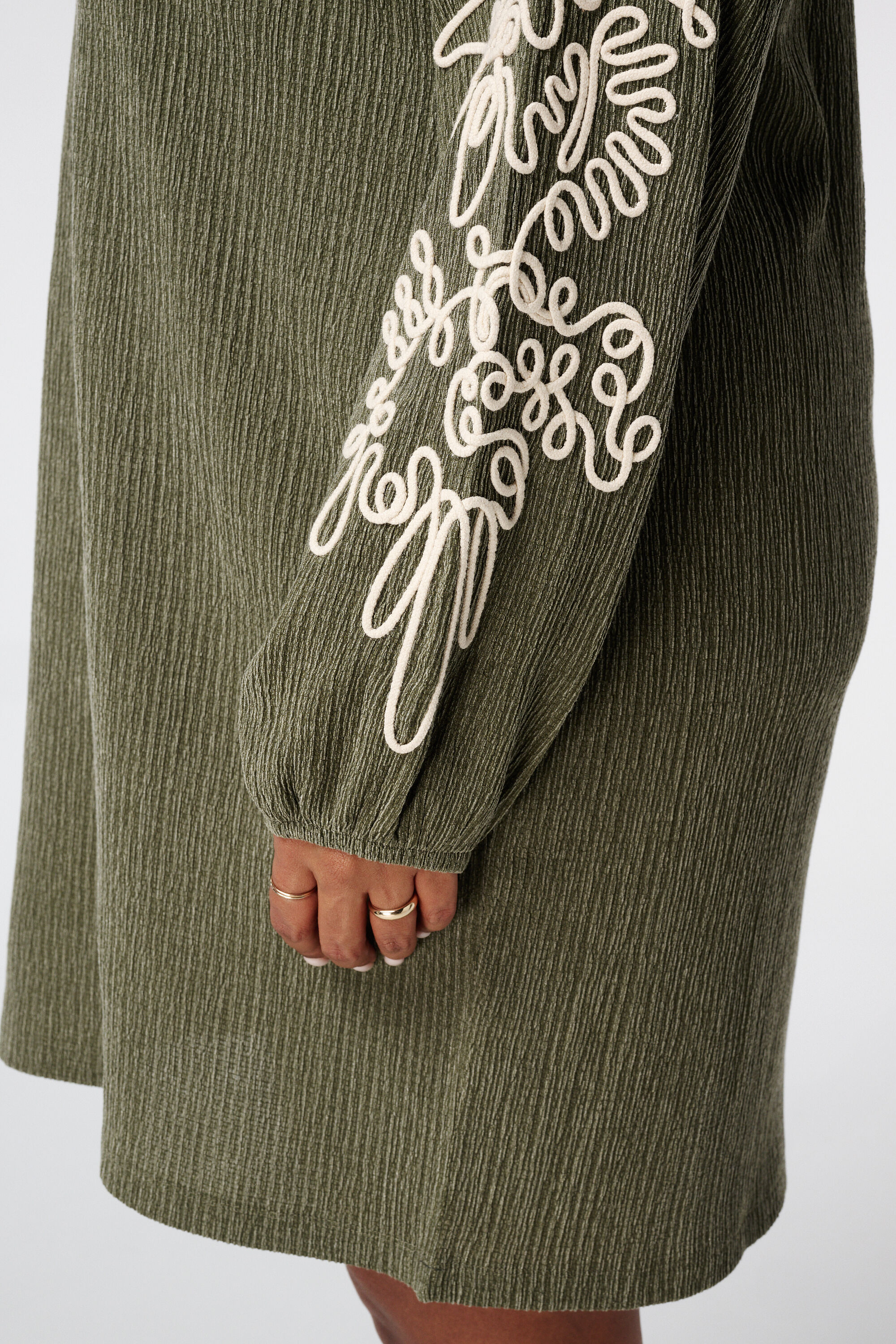 Kleid mit Verzierungen image number 6