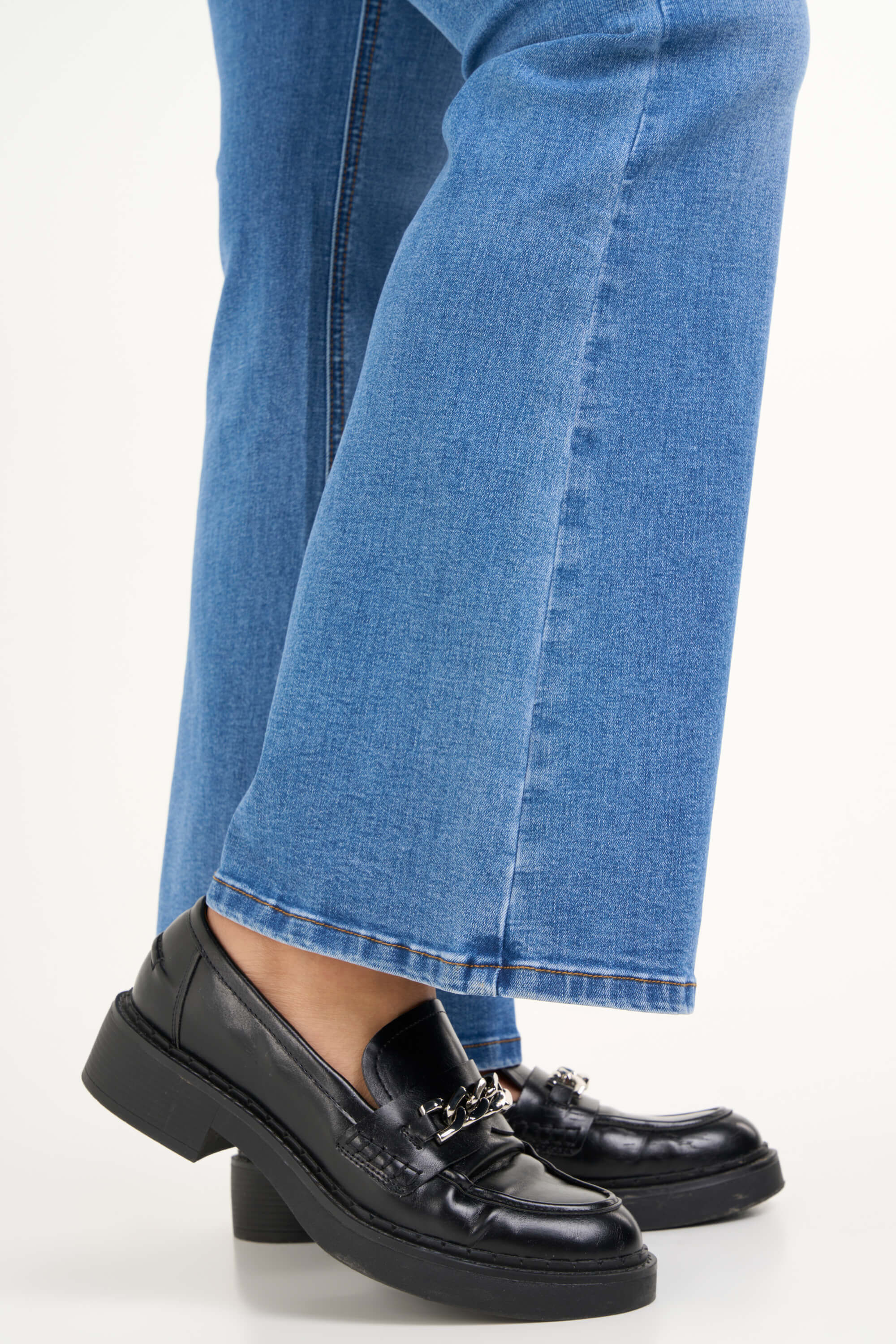 Ausgestellte Jeans  image number 4