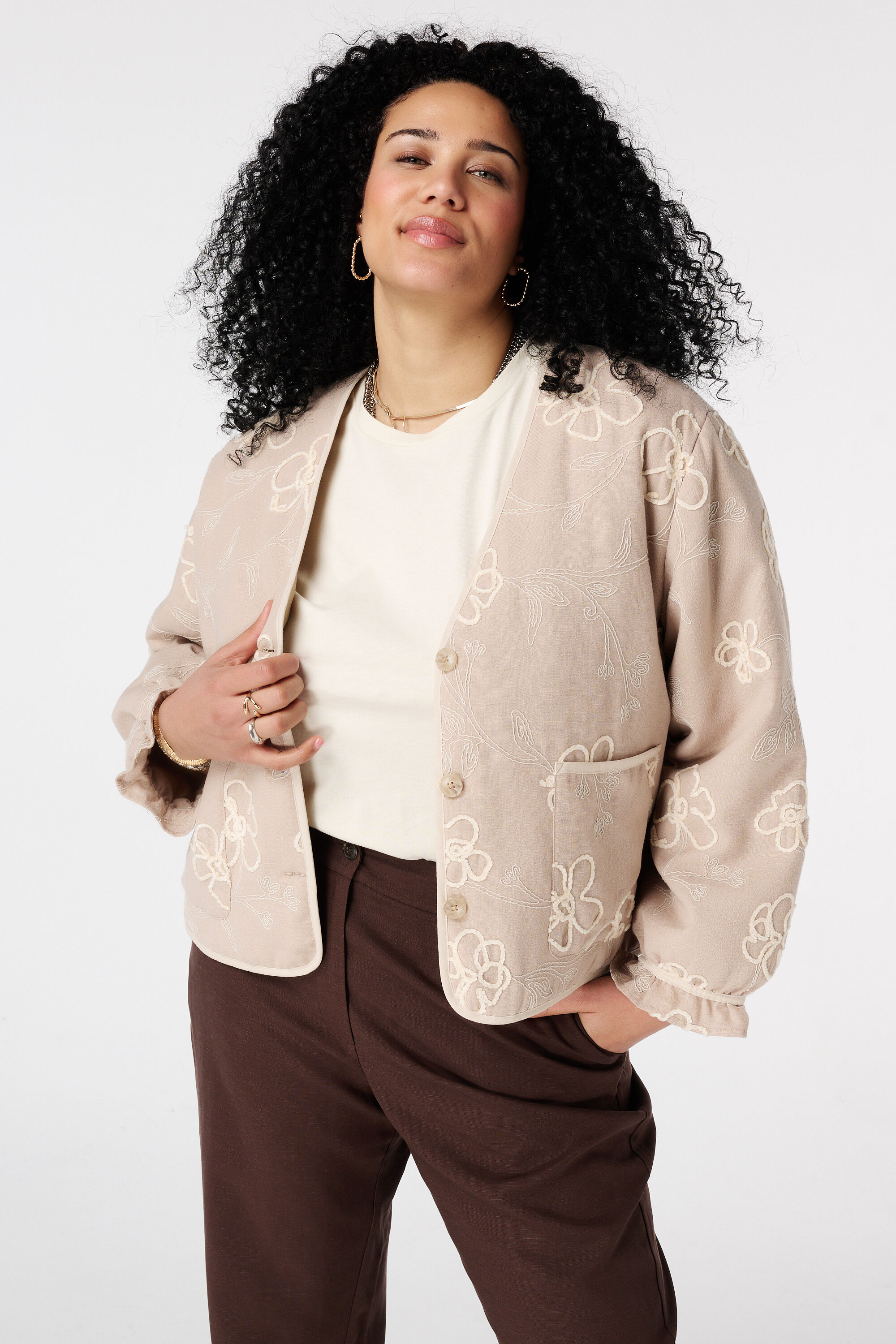 Jacke mit bestickten Blumen