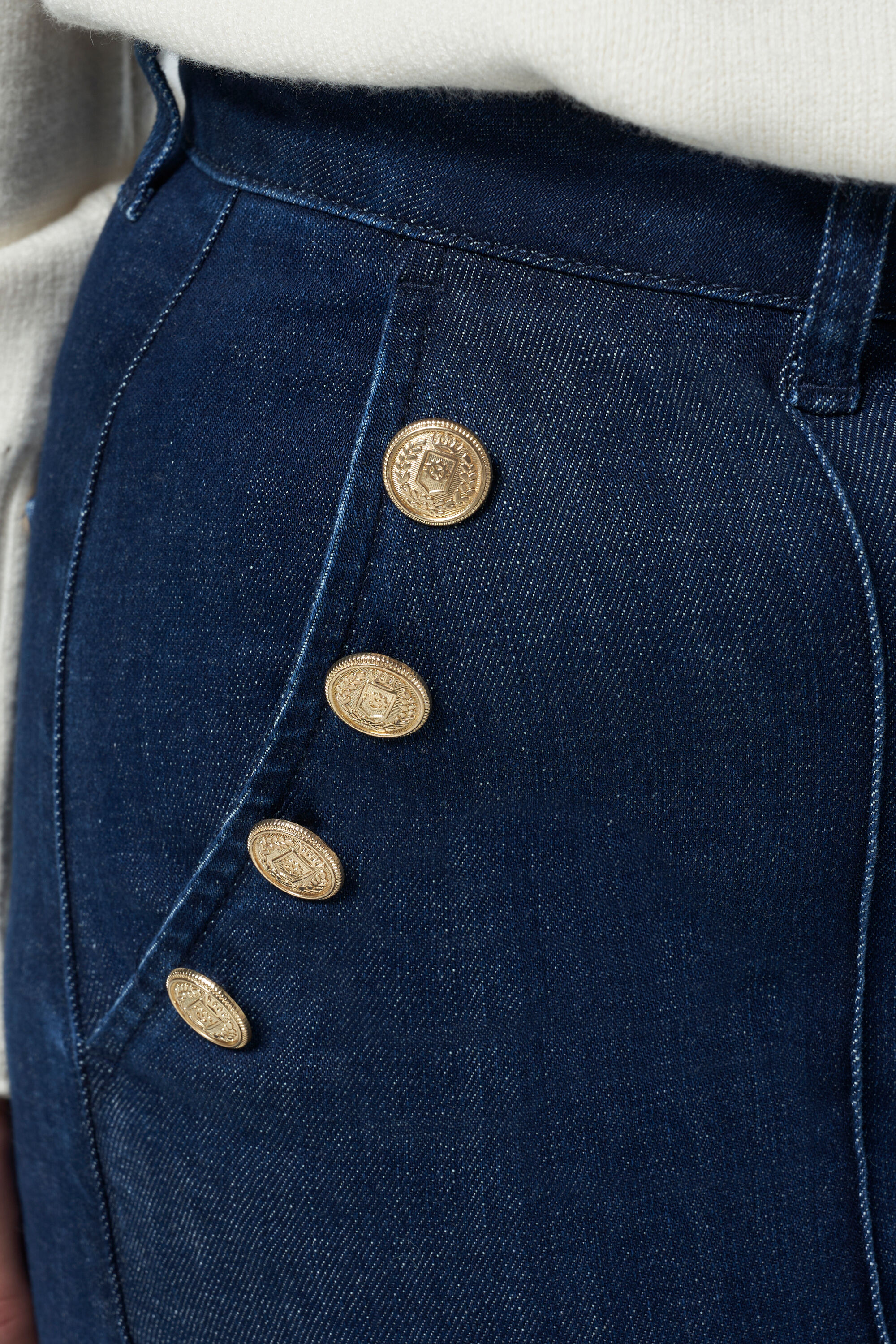 Jeans mit weitem Bein und goldenen Kn&ouml;pfen image number 4