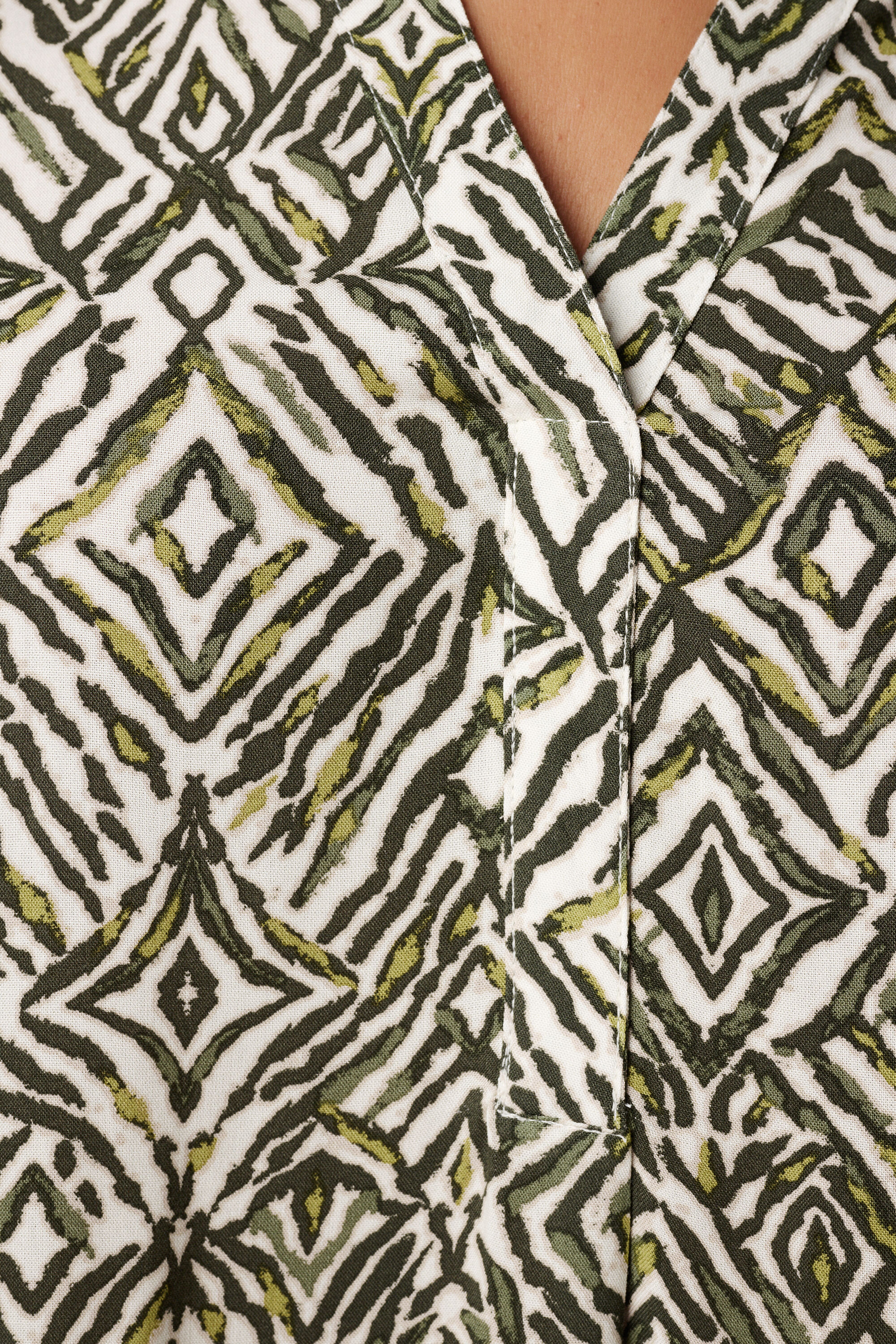 Oberteil mit V-Ausschnitt und Print  image number 6