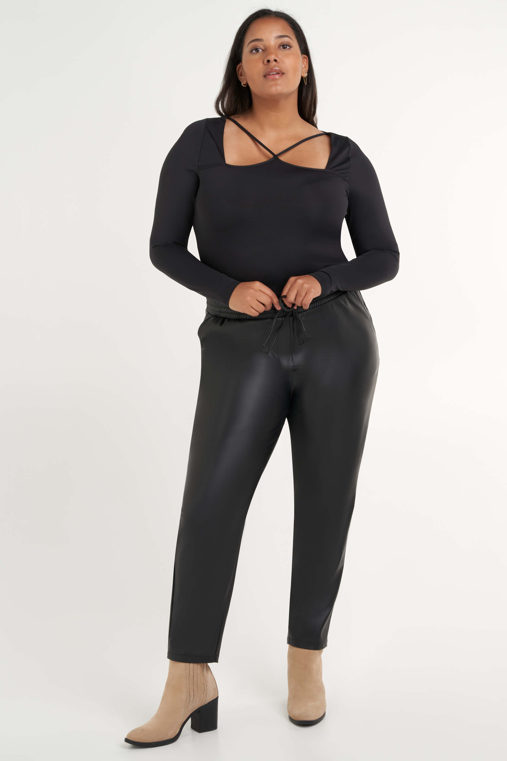 Body mit &uuml;berkreuzten Tr&auml;gern image number 5