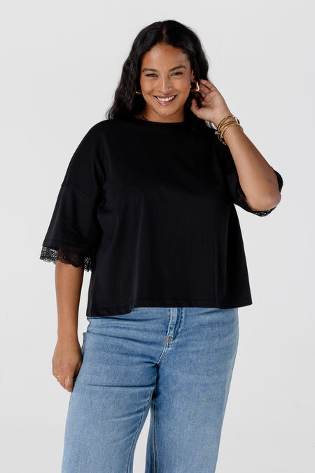 T-Shirt mit Spitzendetails T-Shirt mit Spitzendetails