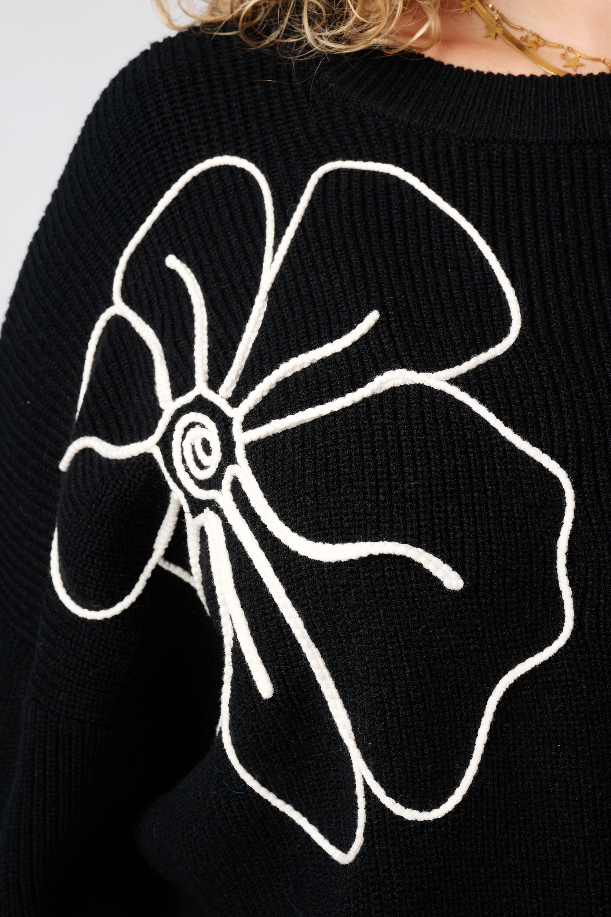 Pullover mit gestickten Blumen image number 6