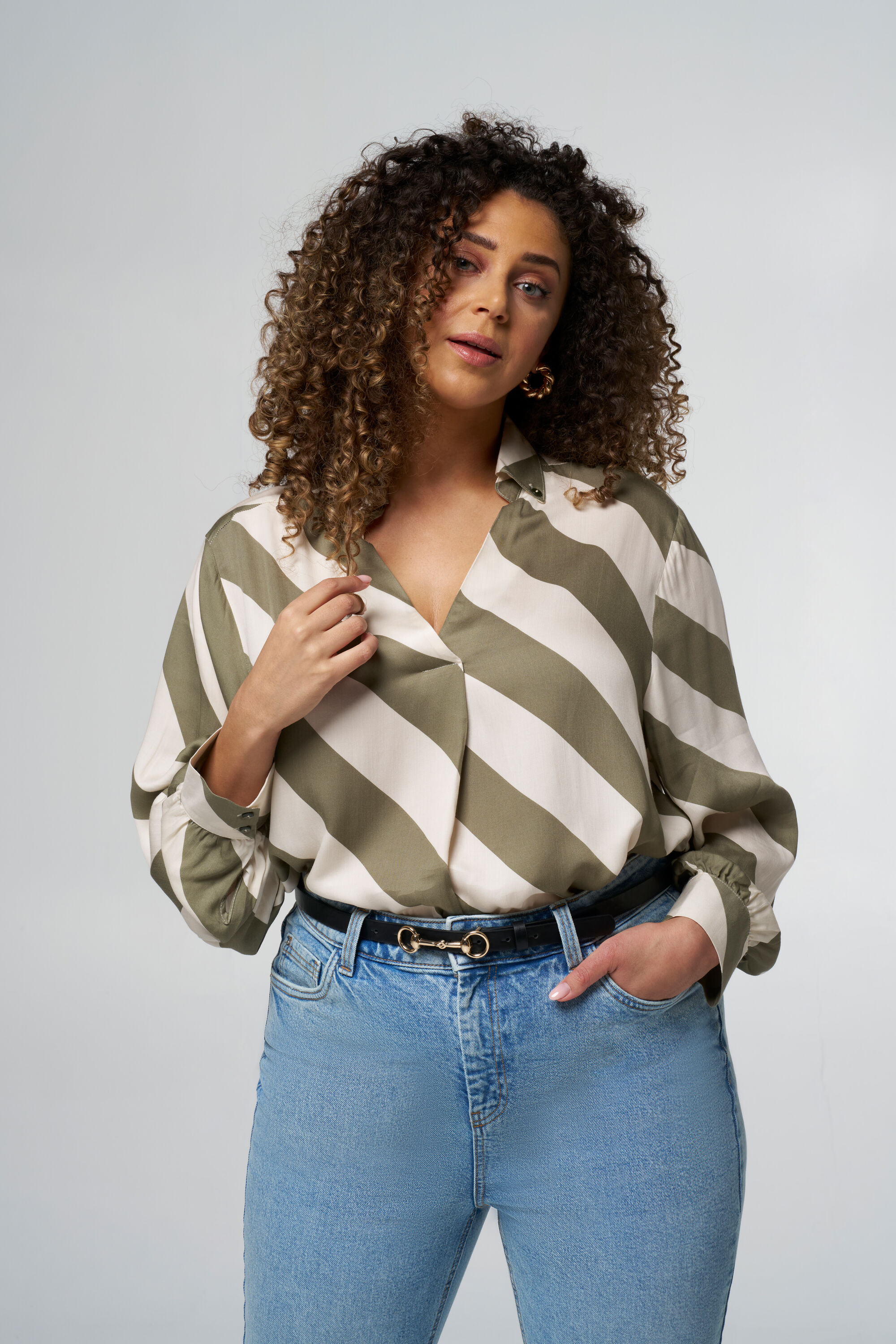 Bluse mit V-Ausschnitt image number 6