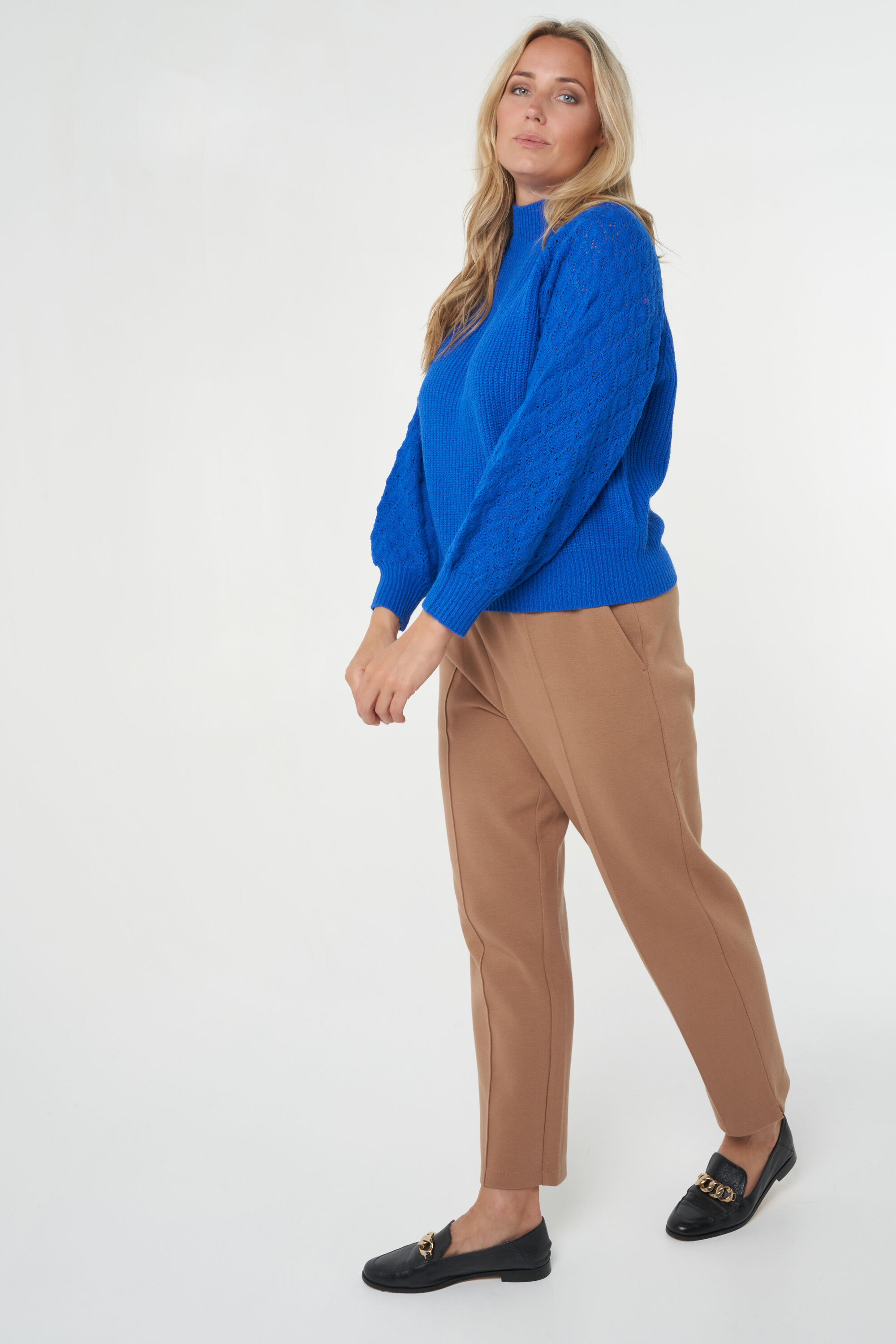 Weit geschnittener Rollkragenpullover mit Muster  image number 5