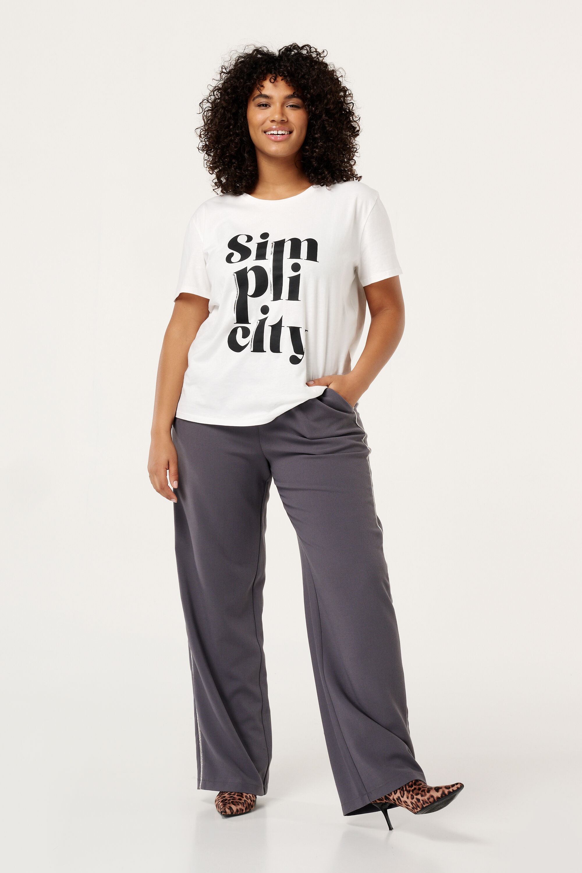 T-Shirt mit Text-Print  image number 5