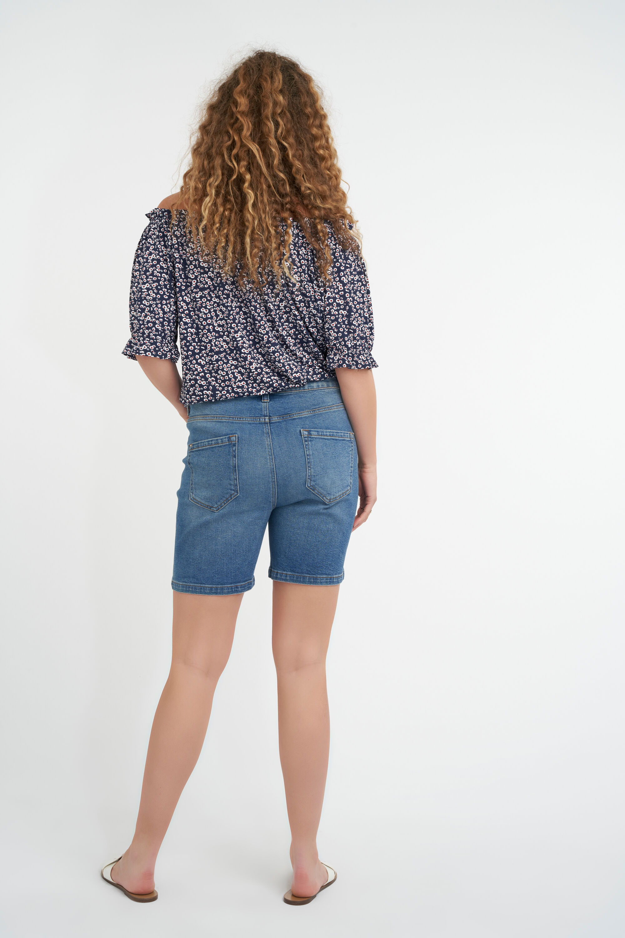 Jeans-Shorts mit Strasssteinen  image number 3