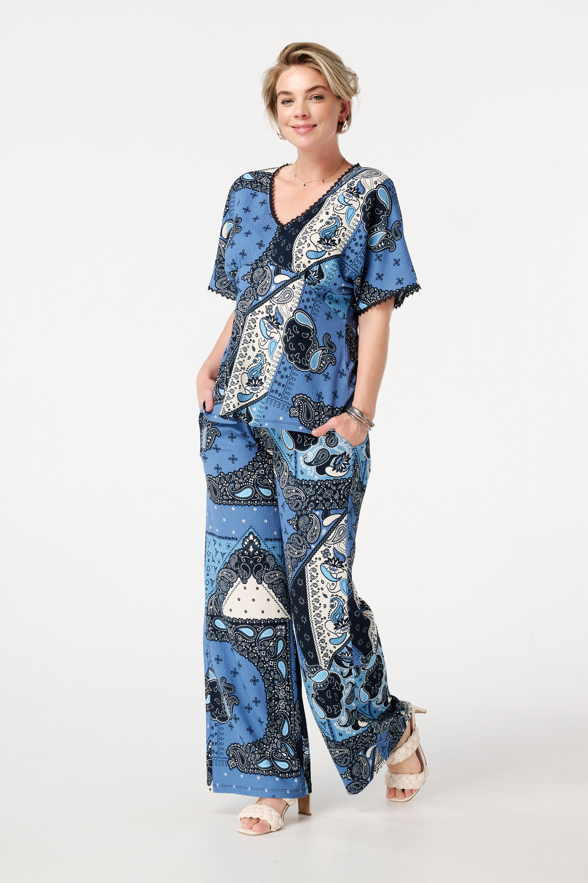 Top mit Print und raffinierten Verzierungen  image number 5