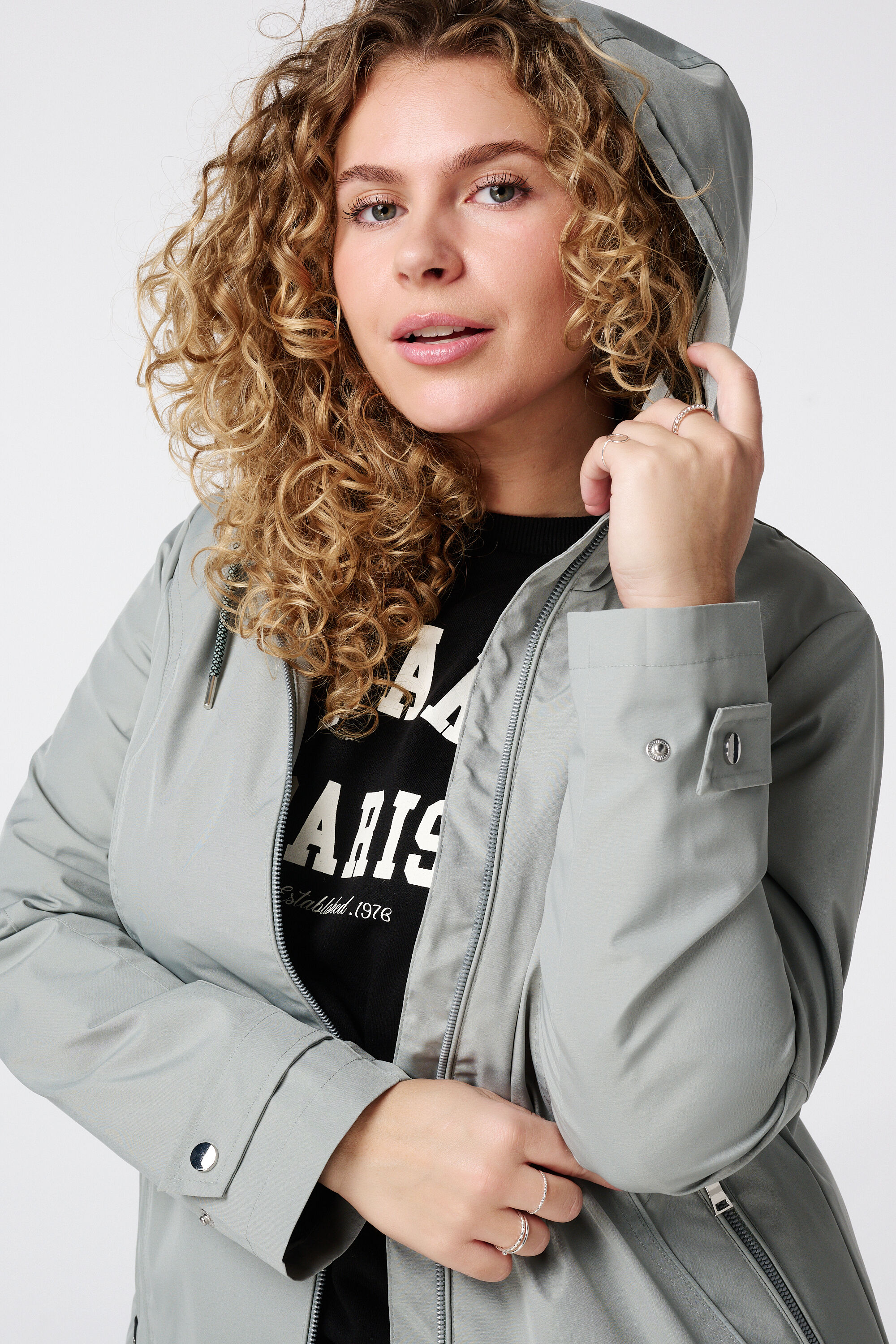 Regenmantel mit silbernen Verzierungen image number 4