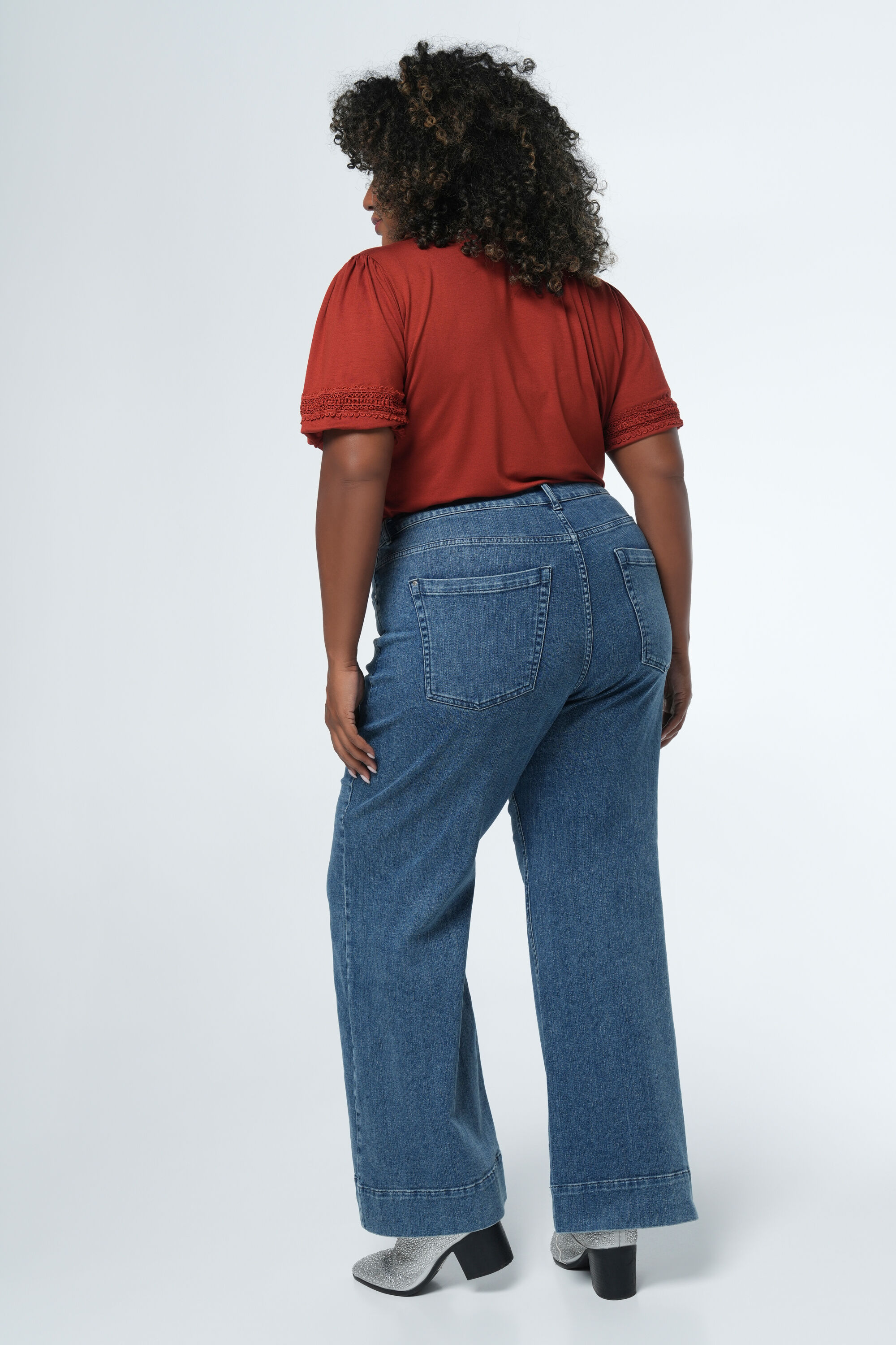 Jeans mit weitem Bein und Ziernaht image number 3