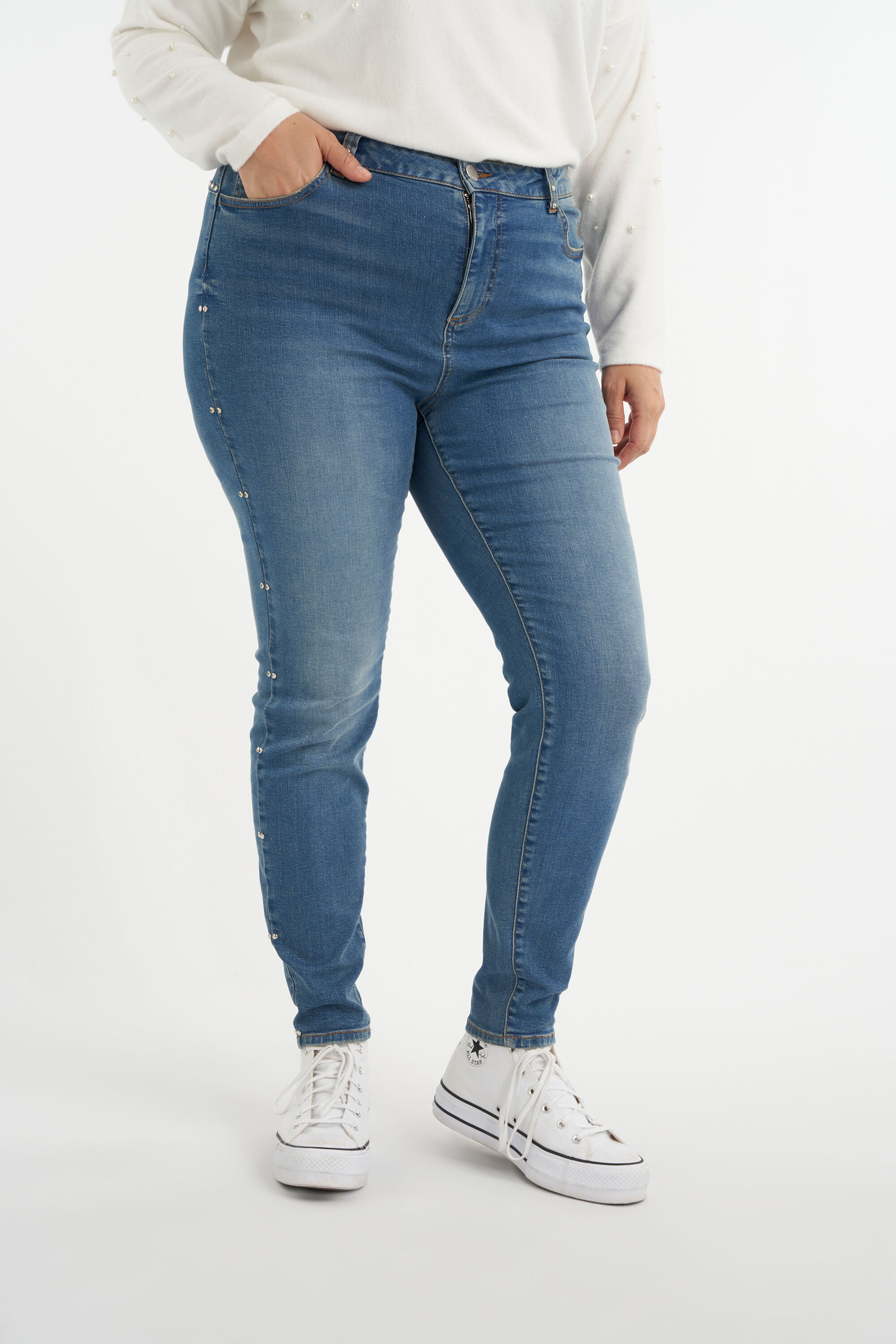 Jeans mit Nieten  image number 4