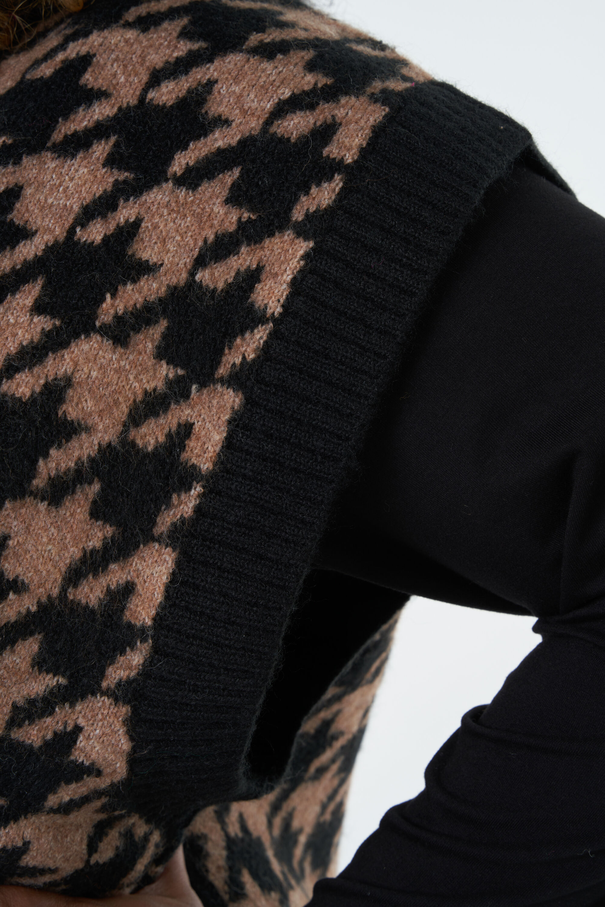 Gestrickter Spenzer mit V-Ausschnitt image number 4