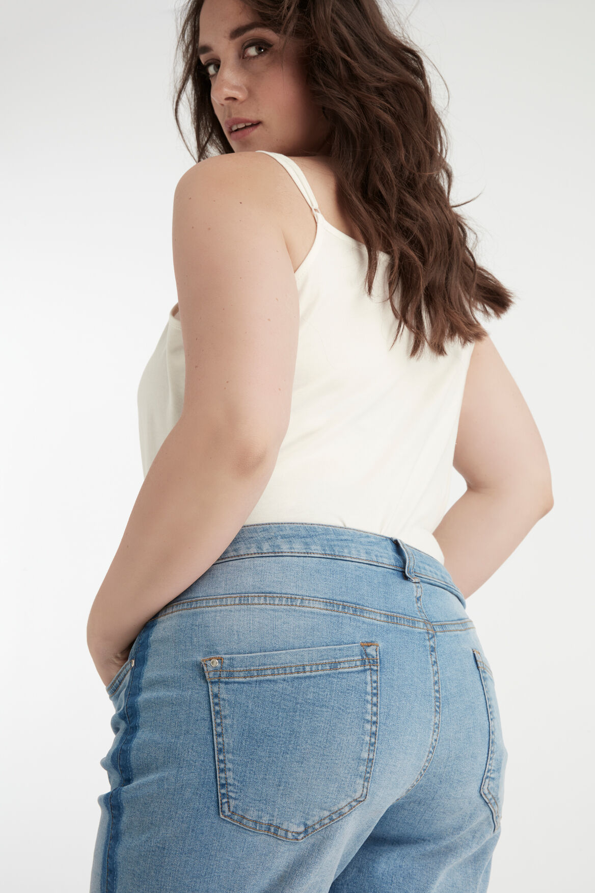 Denim-Shorts mit Kontrast-Streifen image number 6