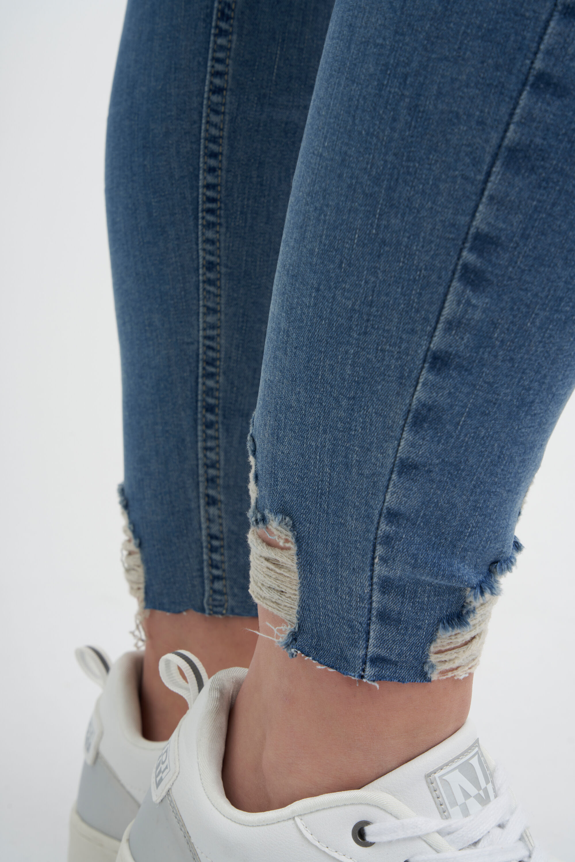 Jeans mit Destroyed-Detail image number 4