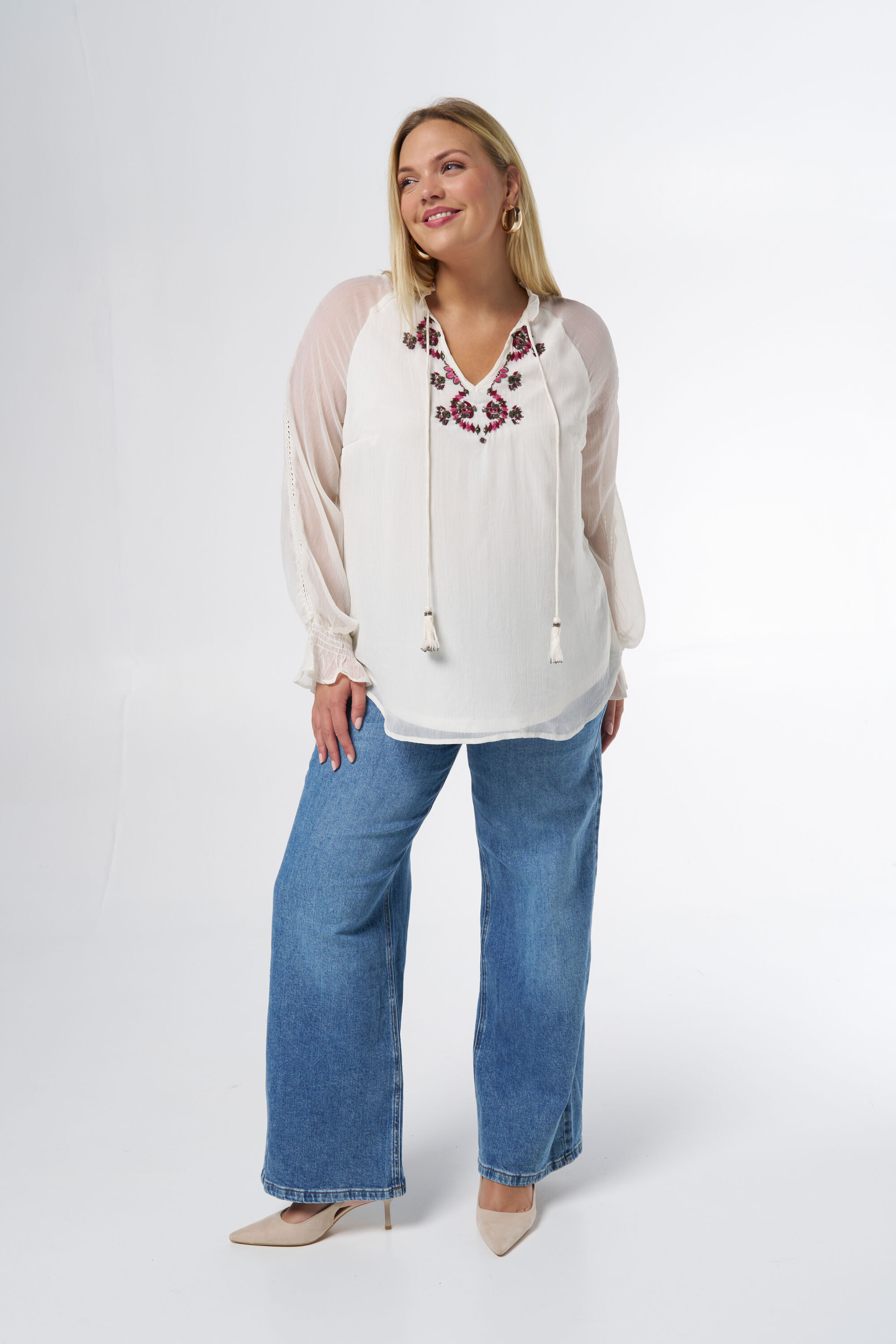 Bluse mit Stickerei  image number 5