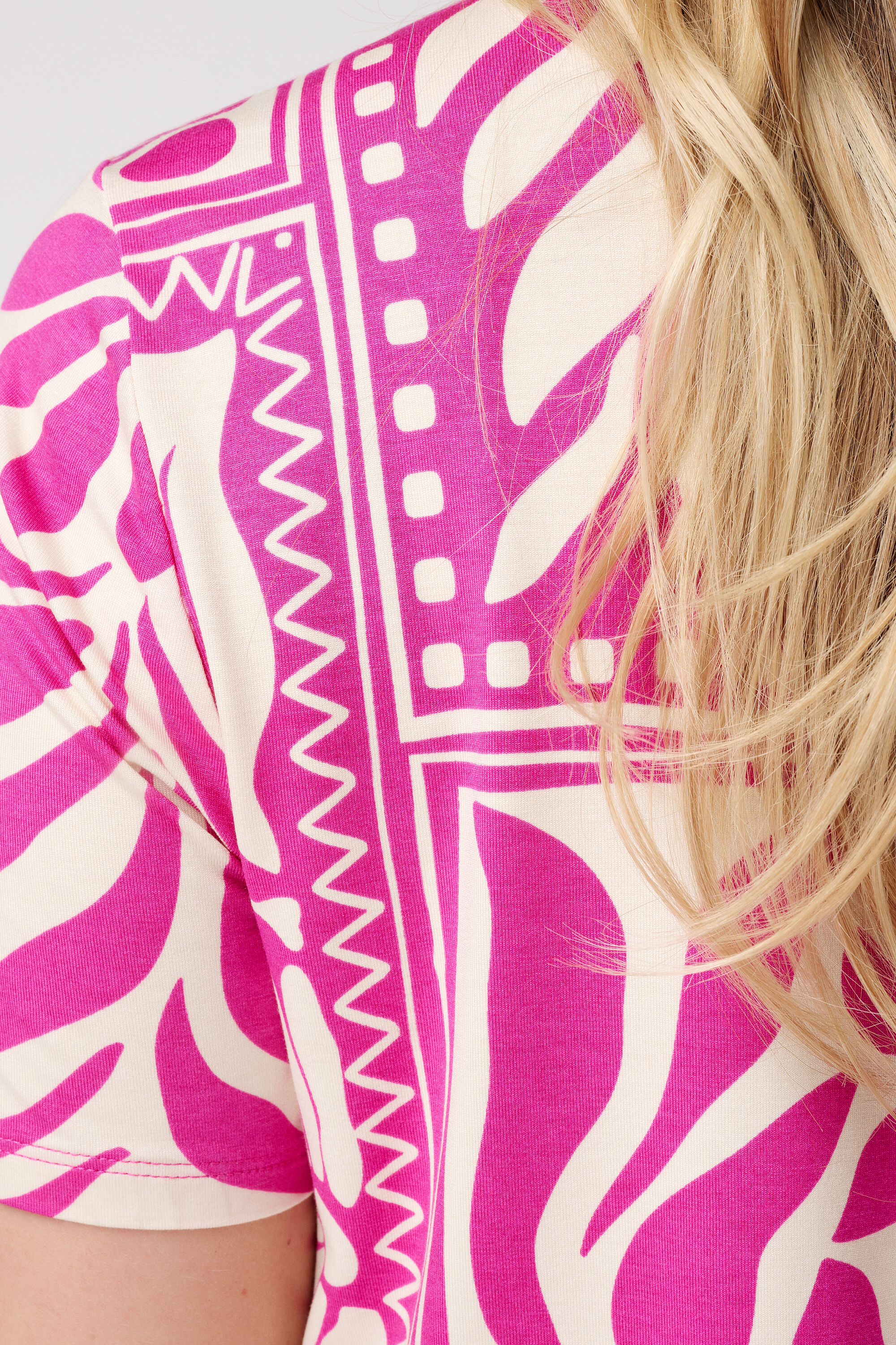 T Shirt mit Print und V Ausschnitt image number 6