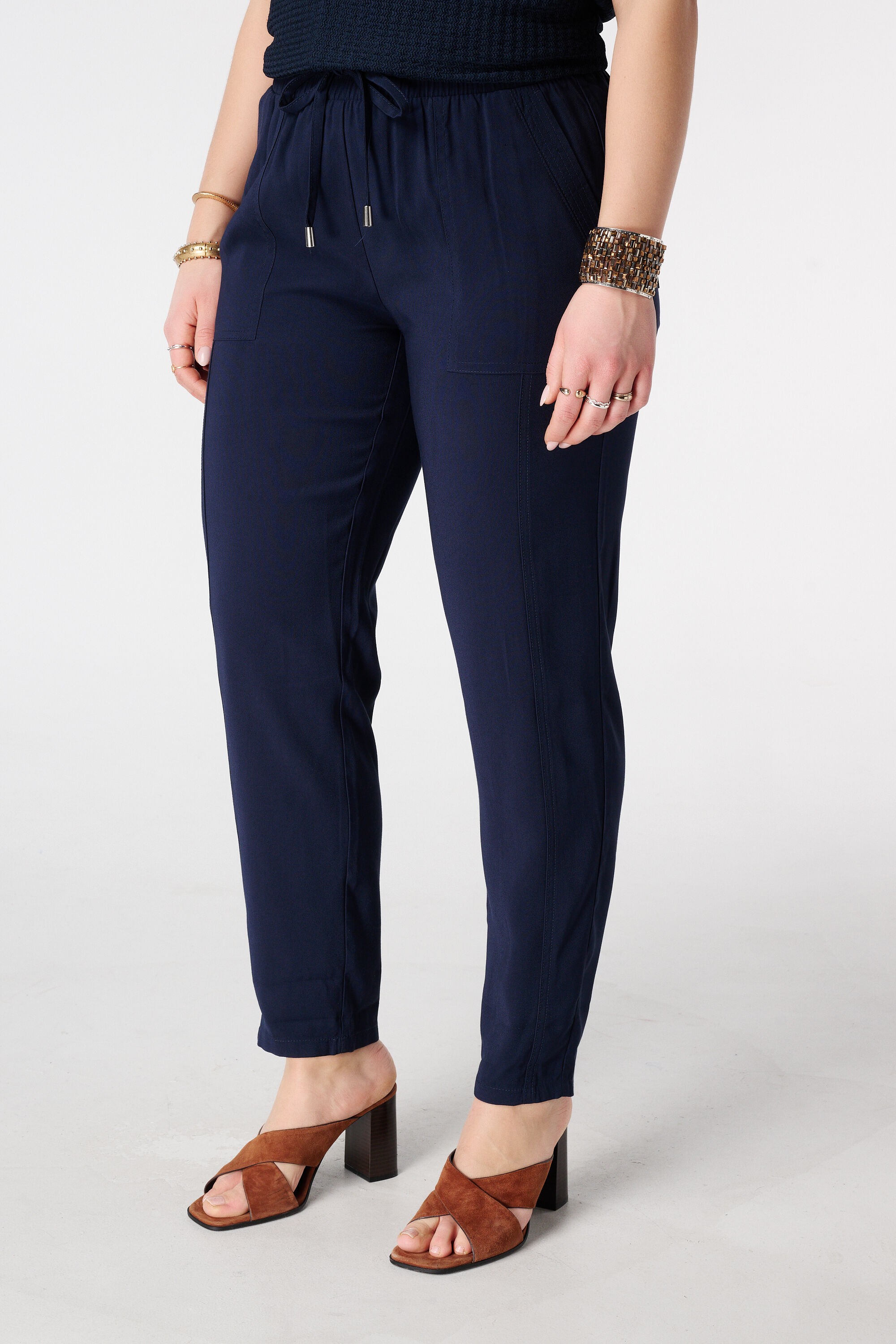 Hose mit elastischem Bund image number 5