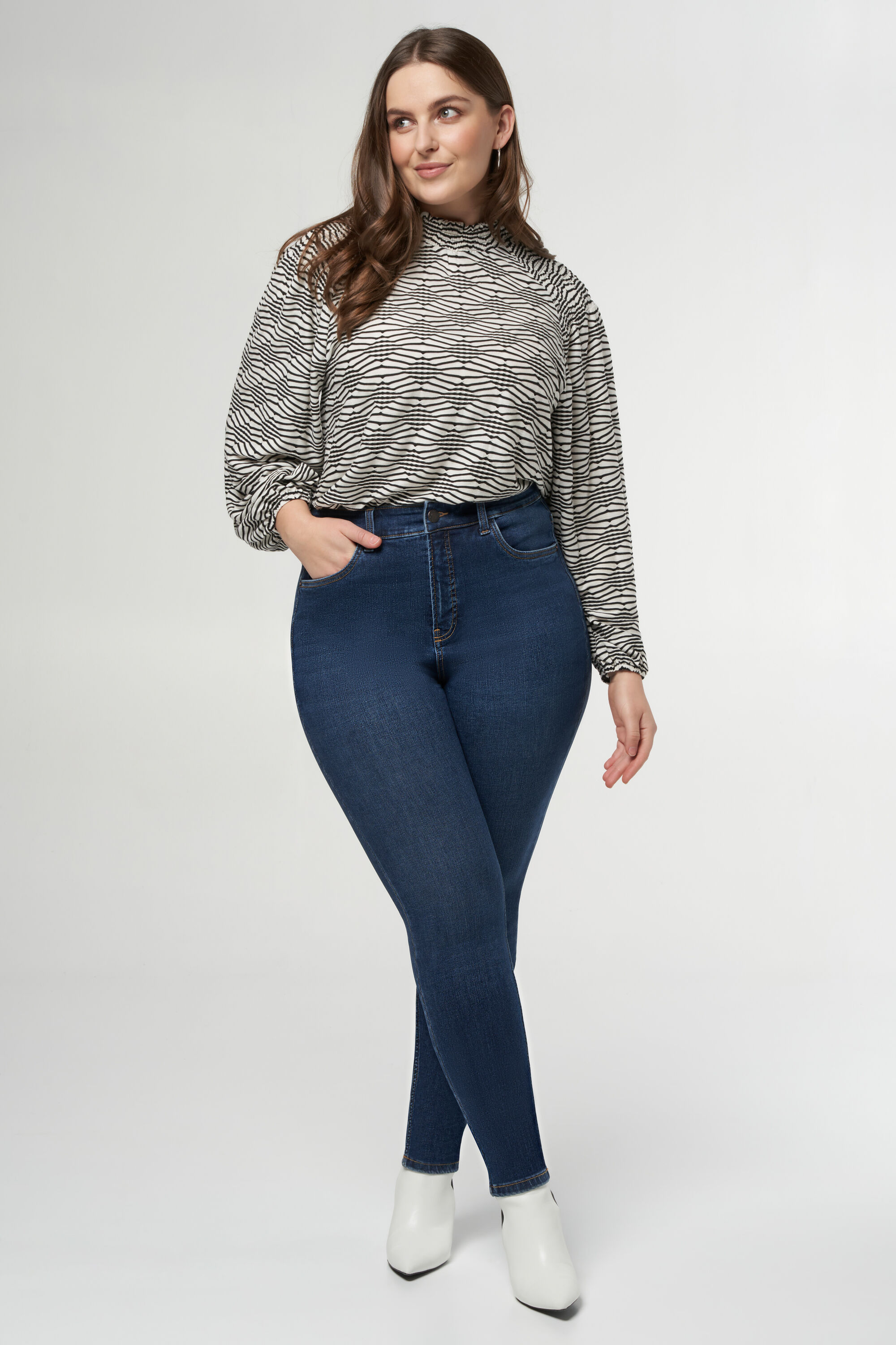 Skinny-Jeans mit hoher Taille CHERRY image number 6