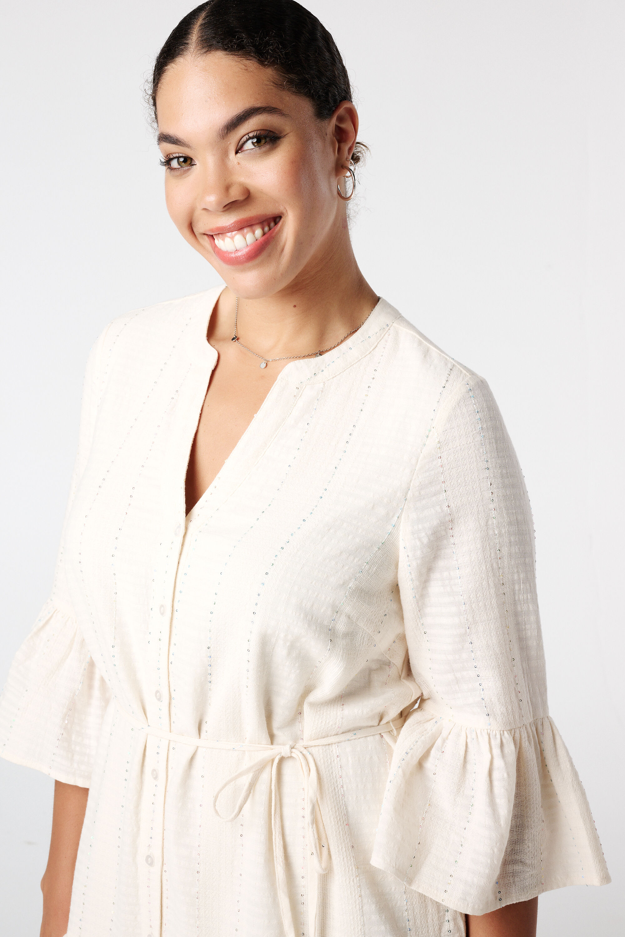 Kleid mit Paillettenverzierungen image number 4