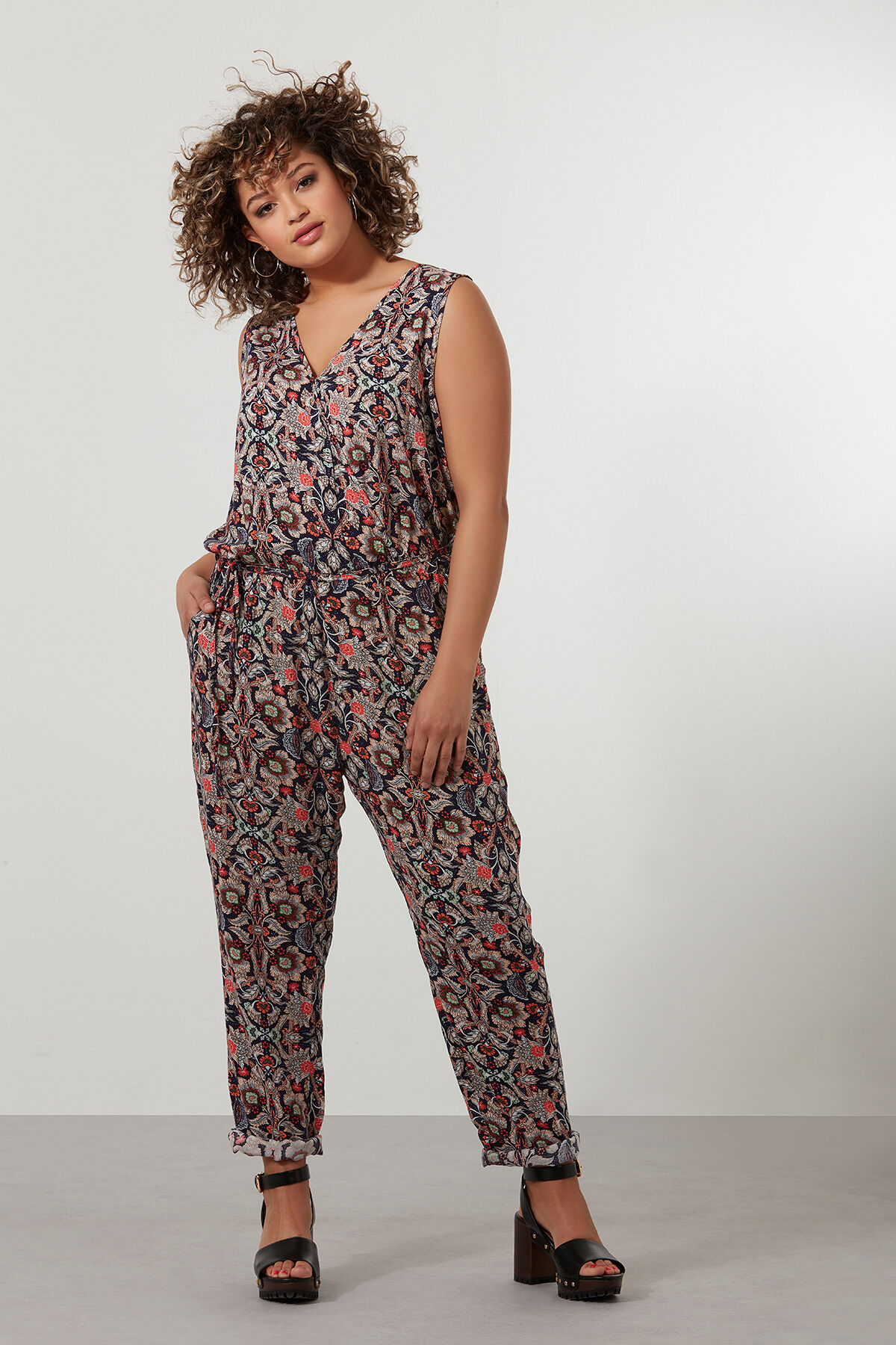 Jumpsuit mit Allover-Print image number 4