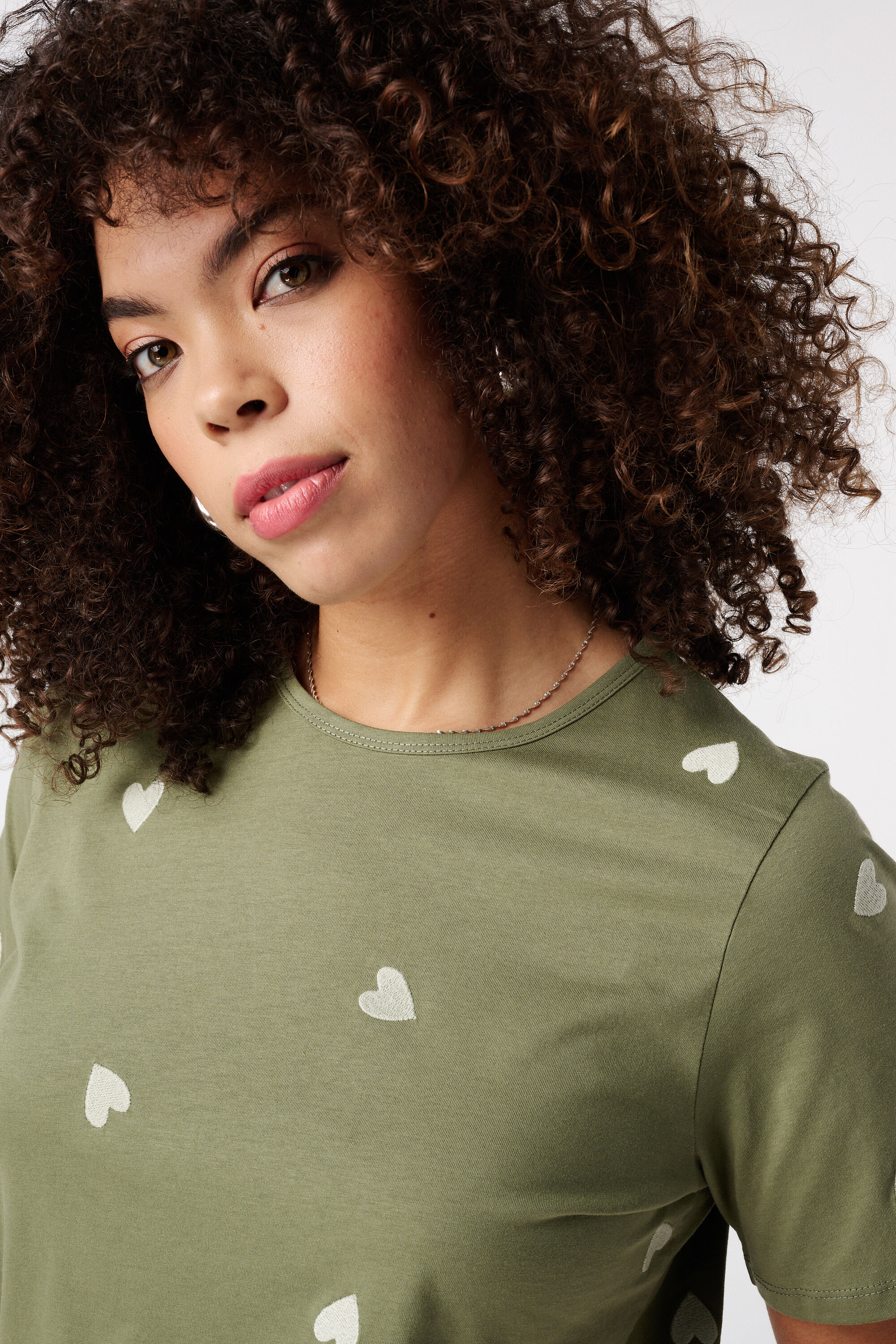 T-Shirt mit aufgestickten Herzen image number 4