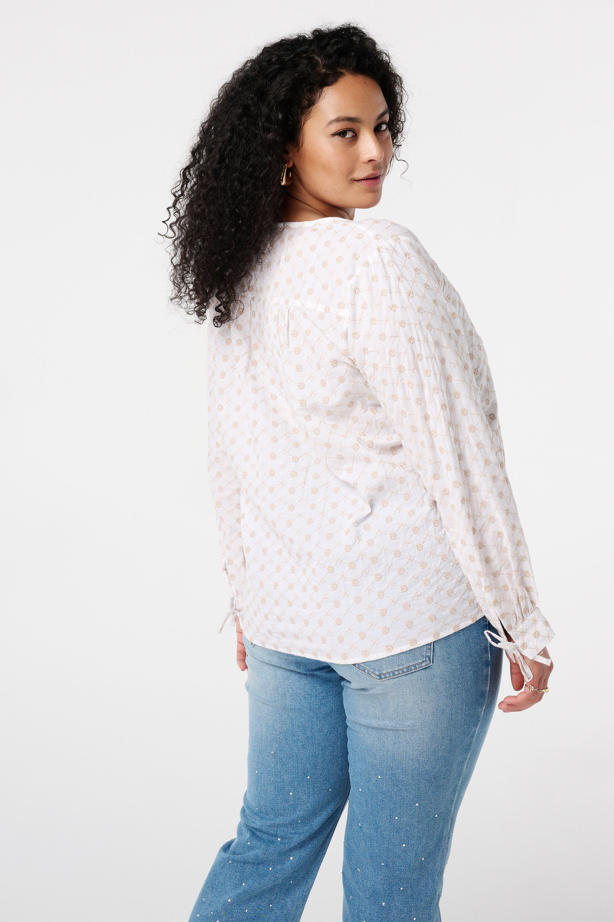 Bluse mit Stickerei image number 3