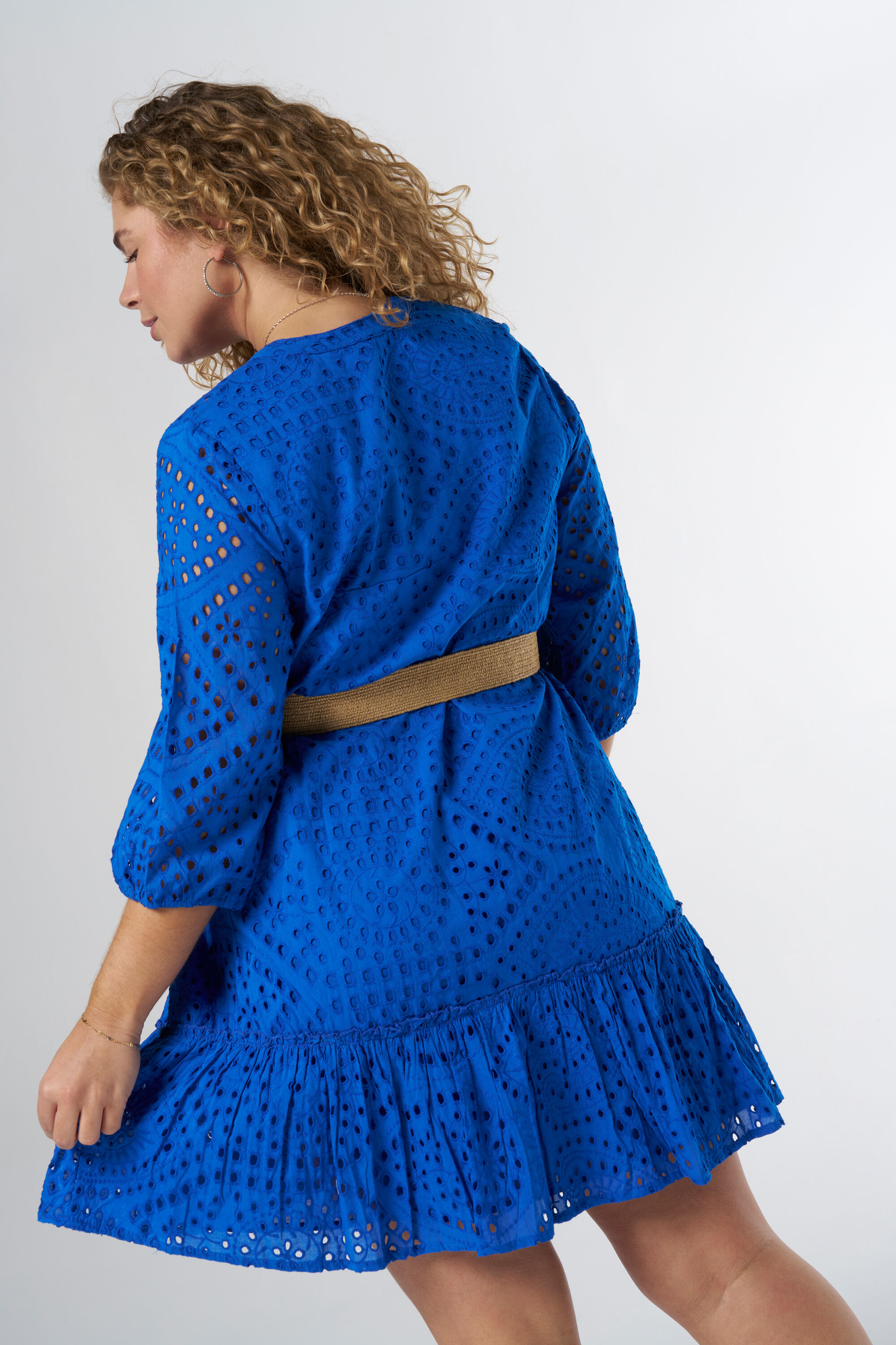 Kurzes Kleid mit Stickerei und G&uuml;rtel image number 3