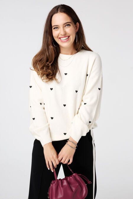 Fein gestrickter Pullover mit gestickten Herzen Fein gestrickter Pullover mit gestickten Herzen
