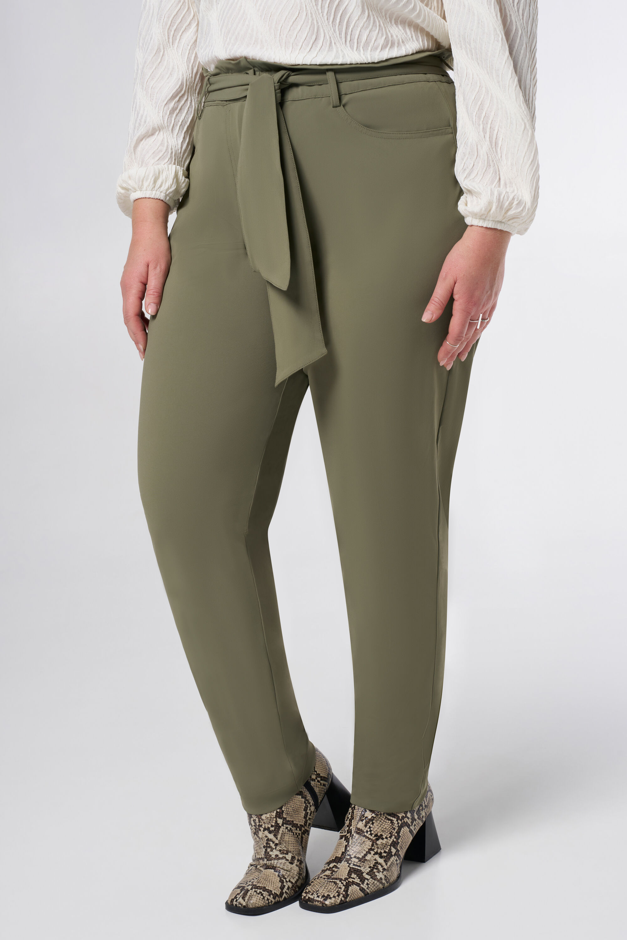 Paperbag-Hose mit Stretch image number 5