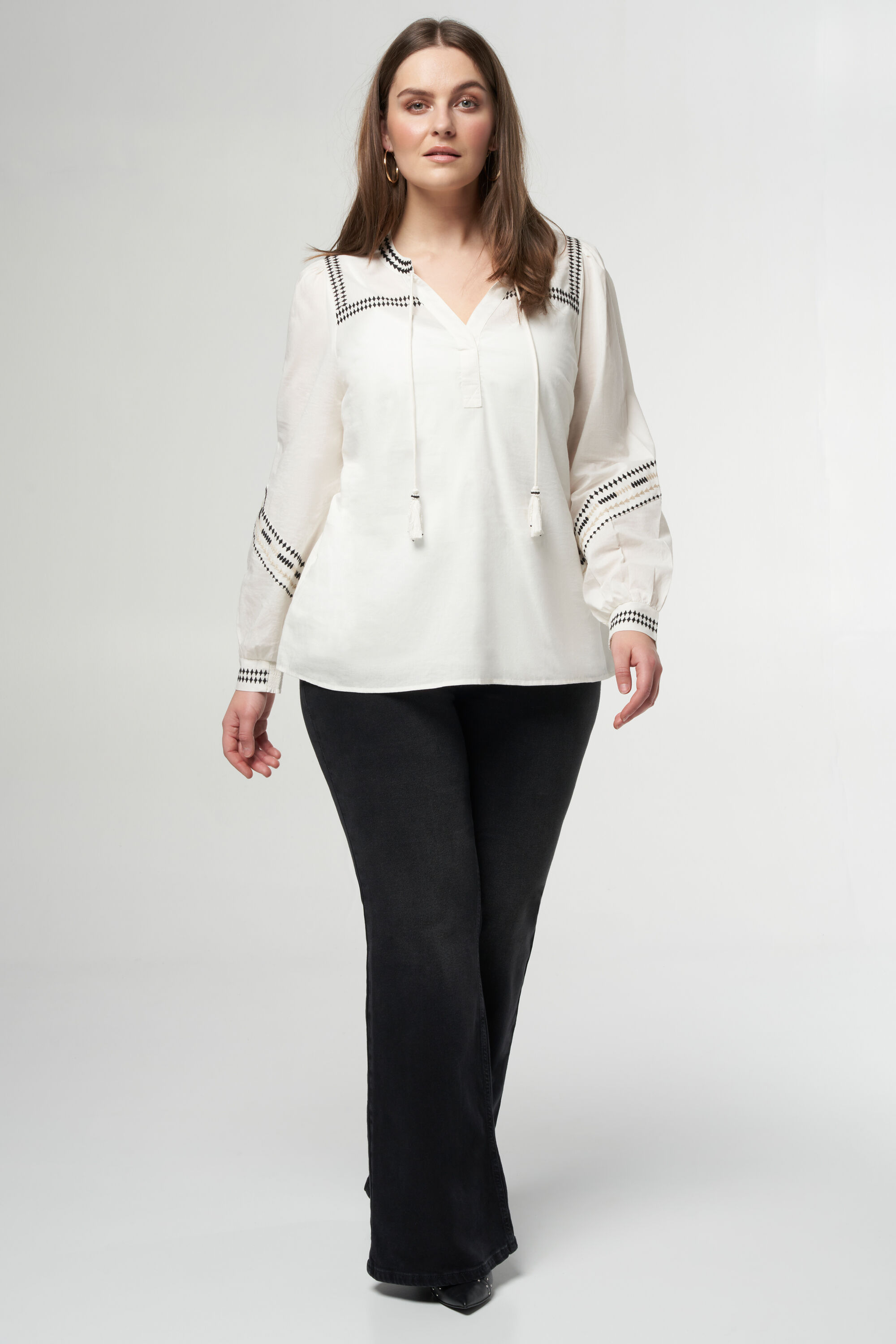 Bluse mit Stickerei image number 6