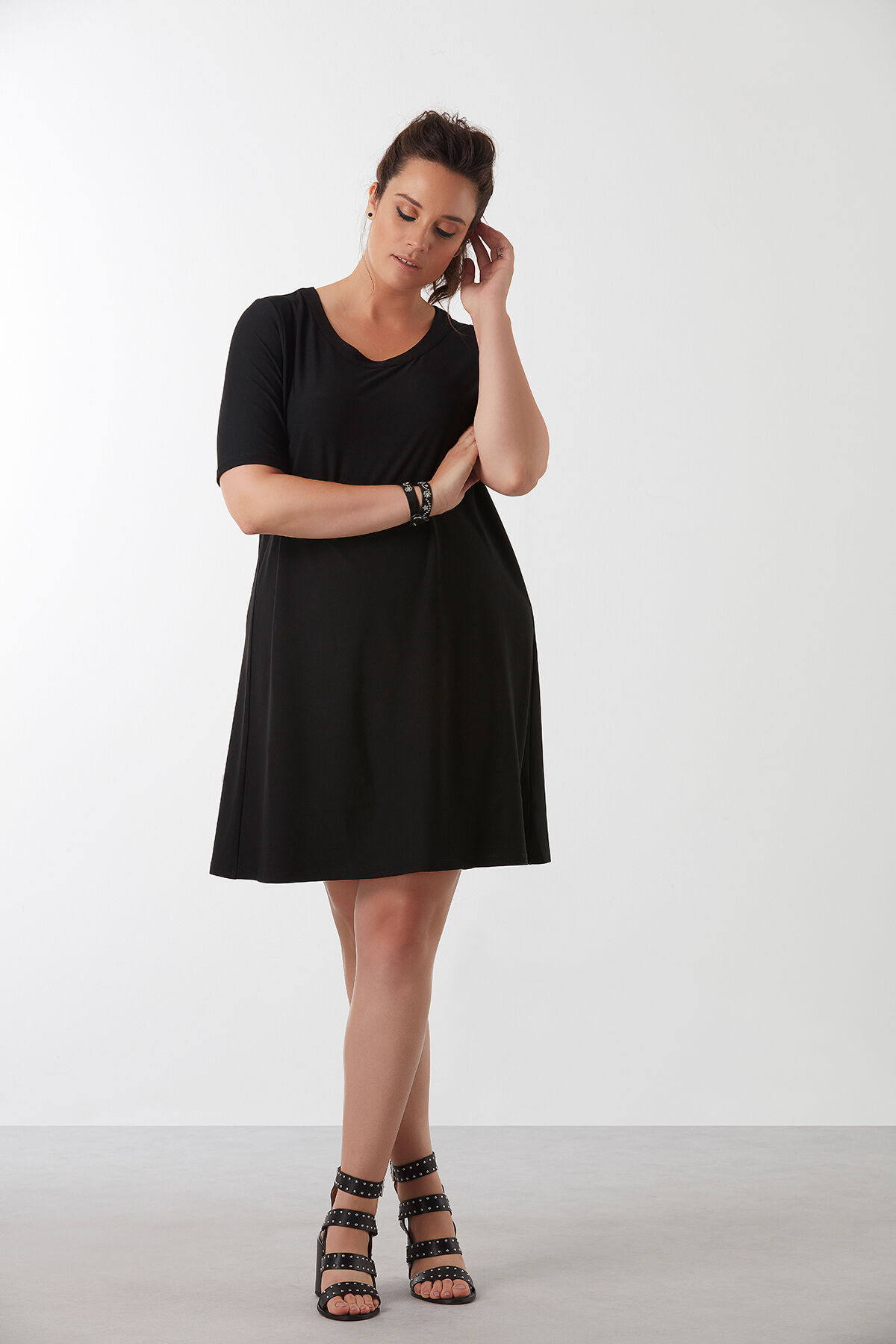 Kleid mit Metallring-Verzierung image number 5