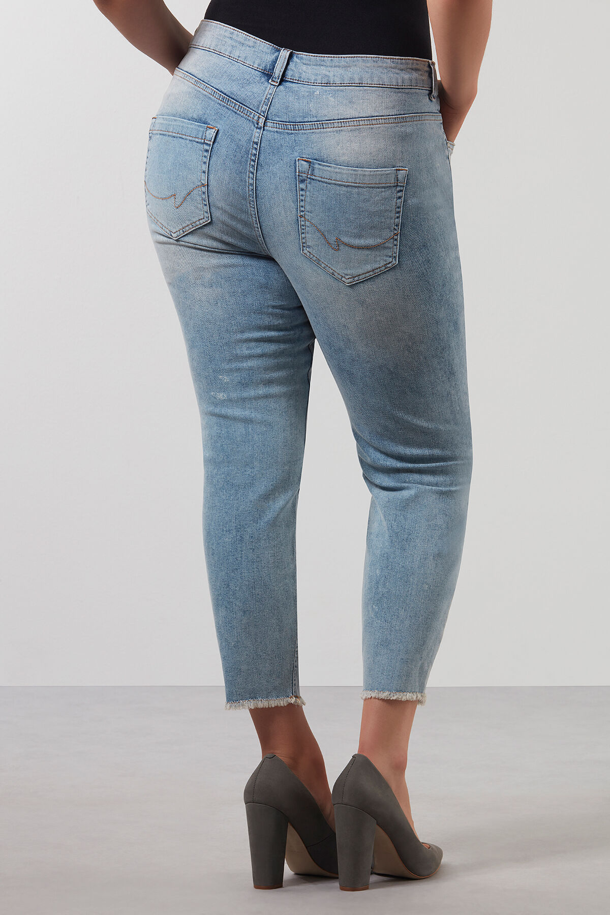 Jeans mit ausgefranstem Saum image number 3