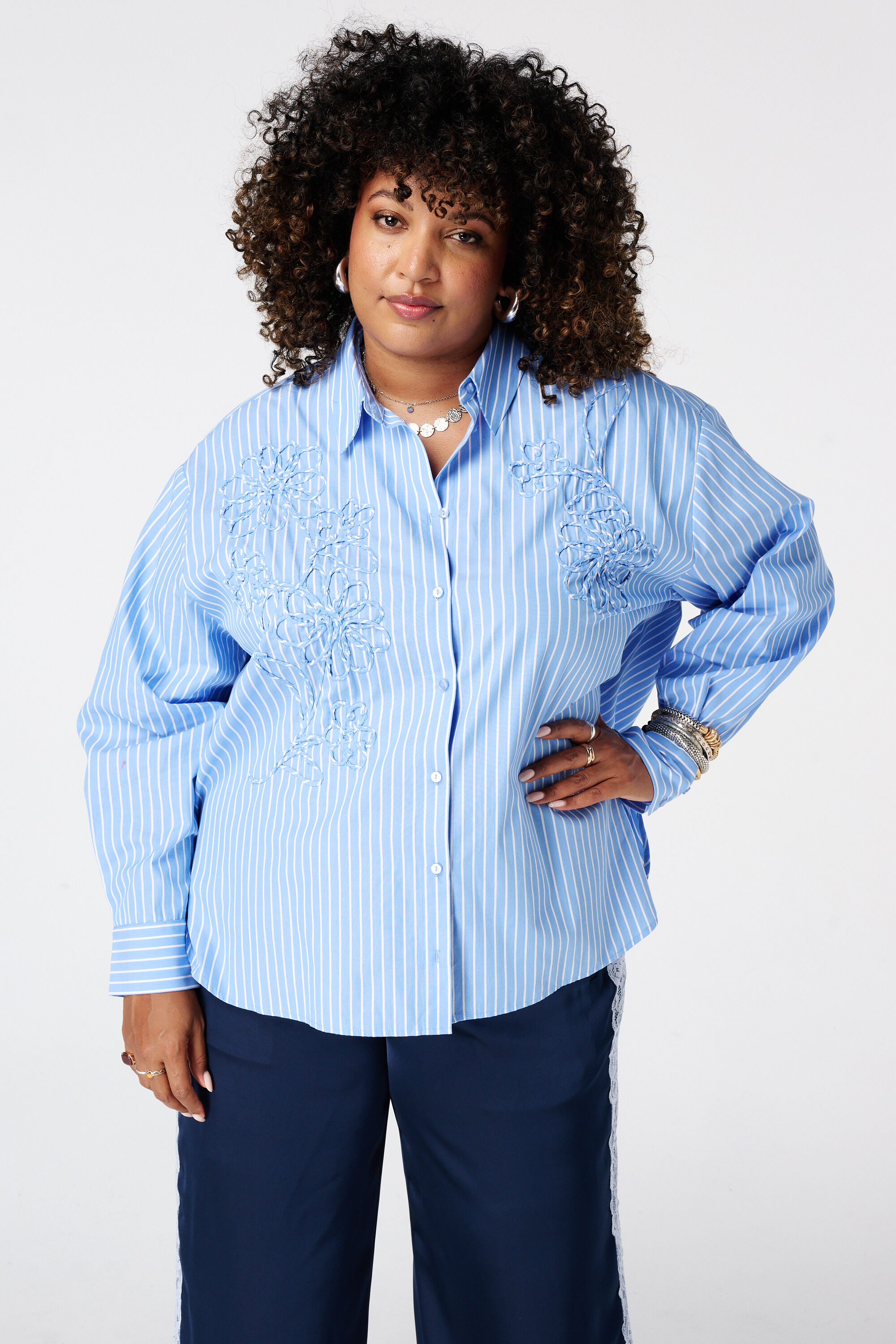 Gestreifte Bluse mit Stickerei