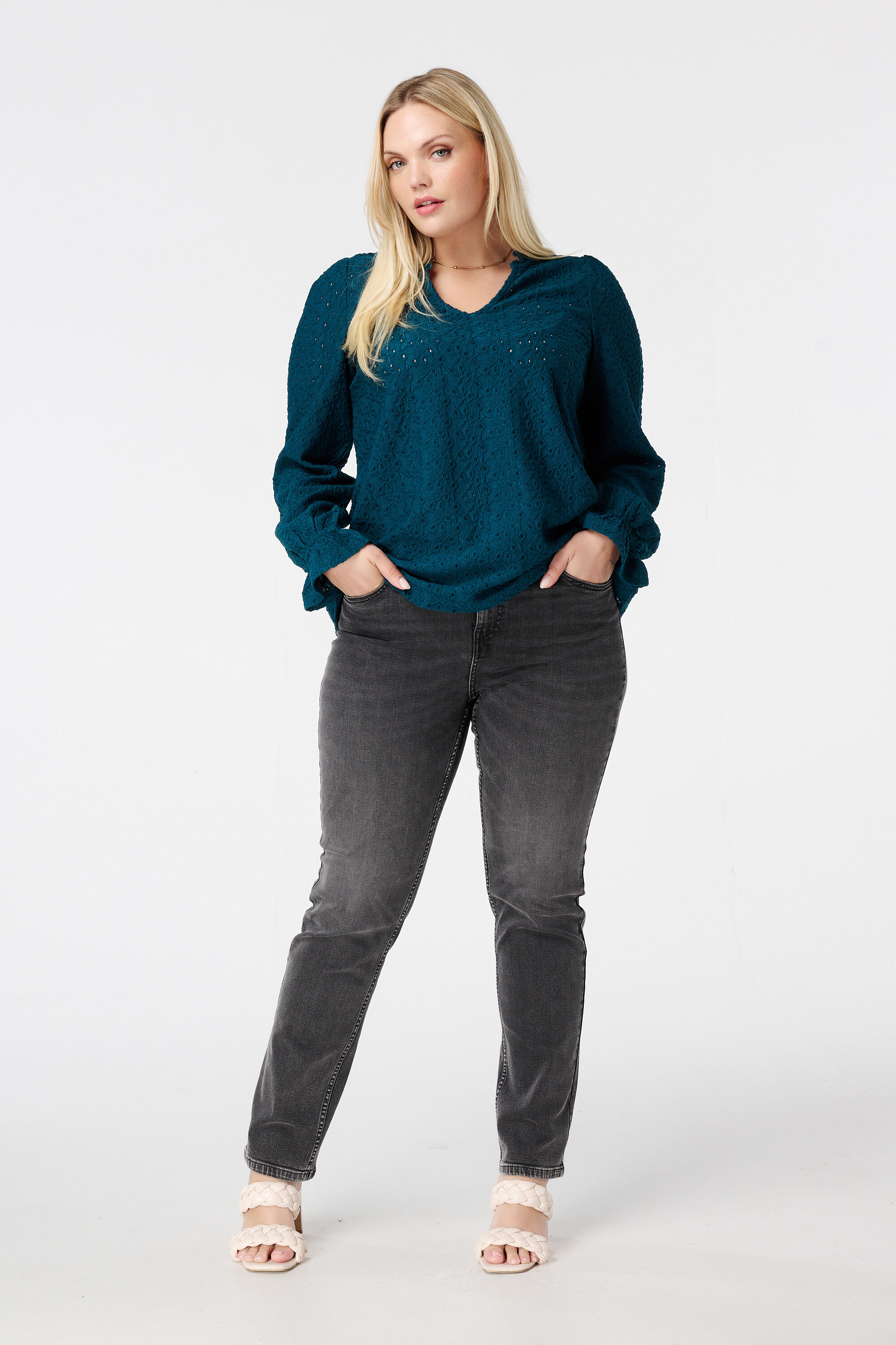 Oberteil mit Stickerei image number 5