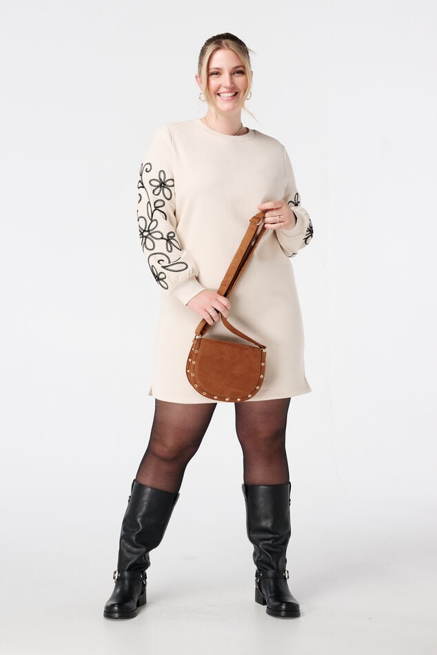 Sweaterkleid mit Stickereidetails image number 4