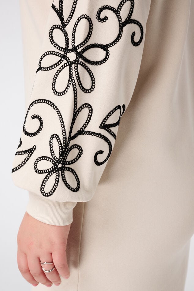 Sweaterkleid mit Stickereidetails image number 5
