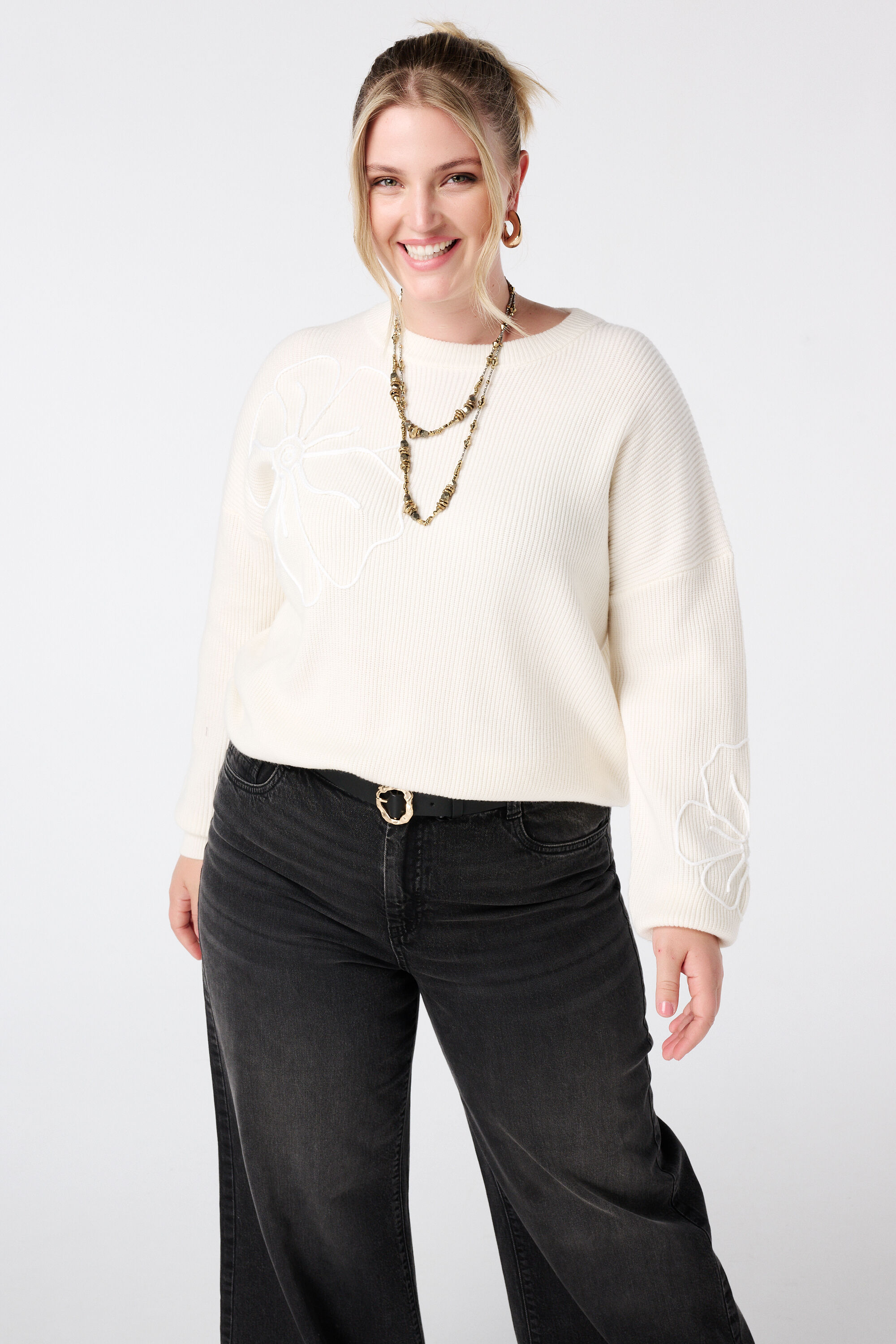 Pullover mit gestickten Blumen