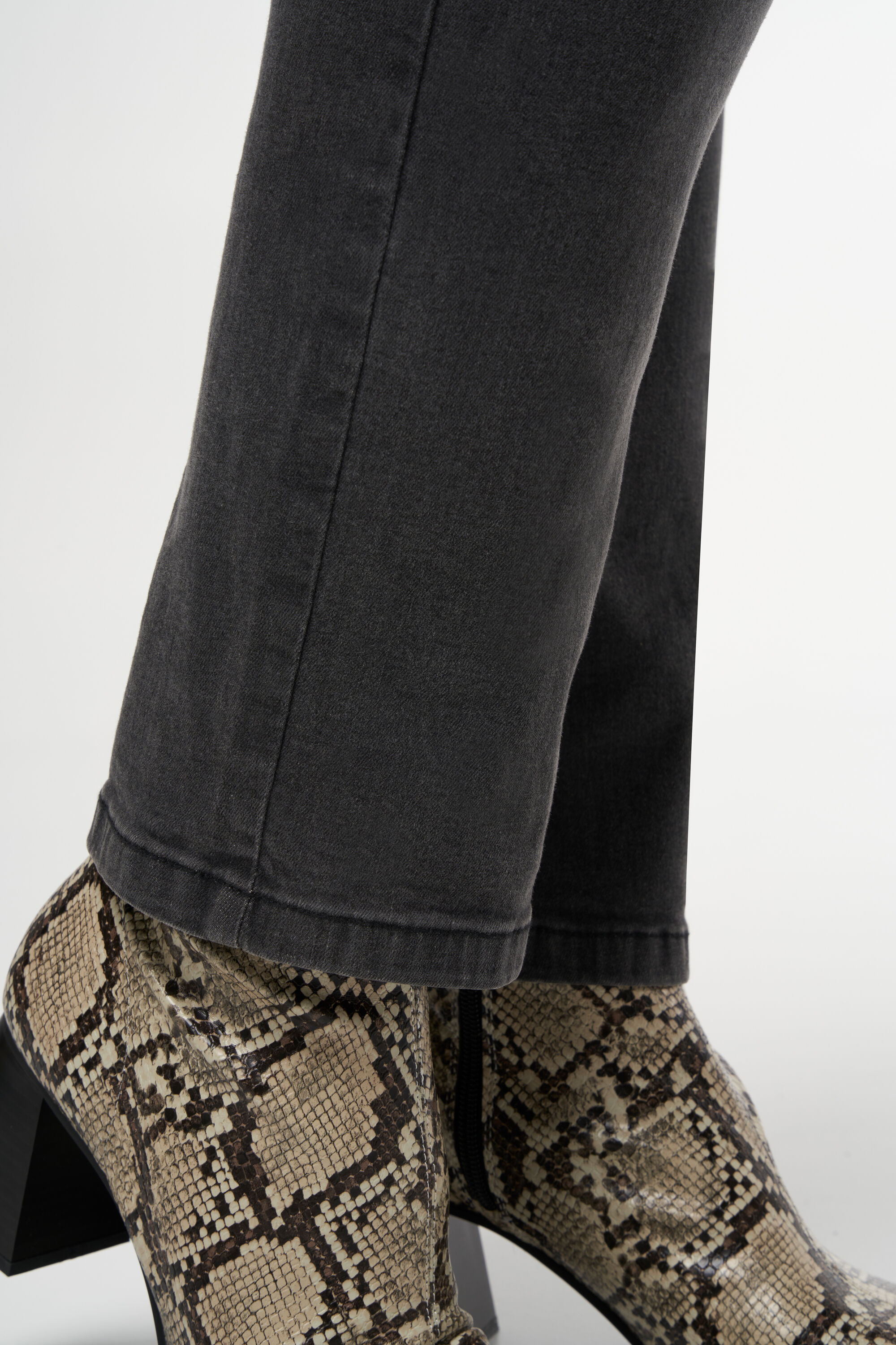 Straight-Leg Jeans LILY image number 5