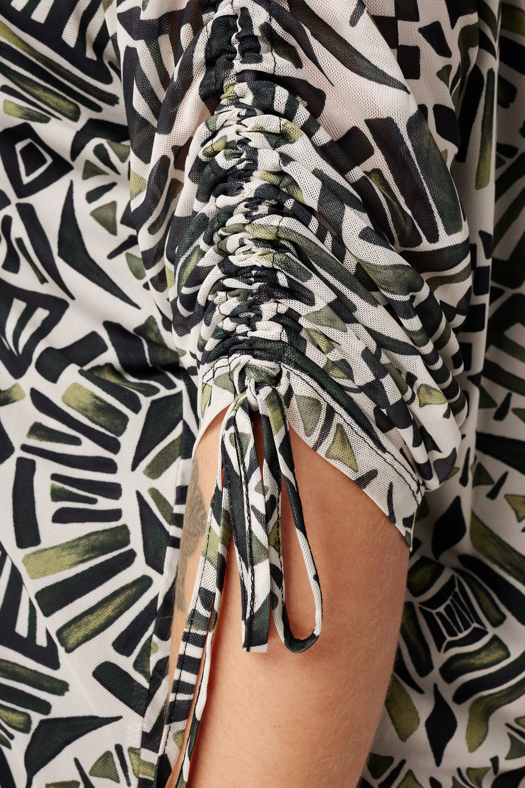 Bluse mit Print und Kordelzug&auml;rmeln image number 6