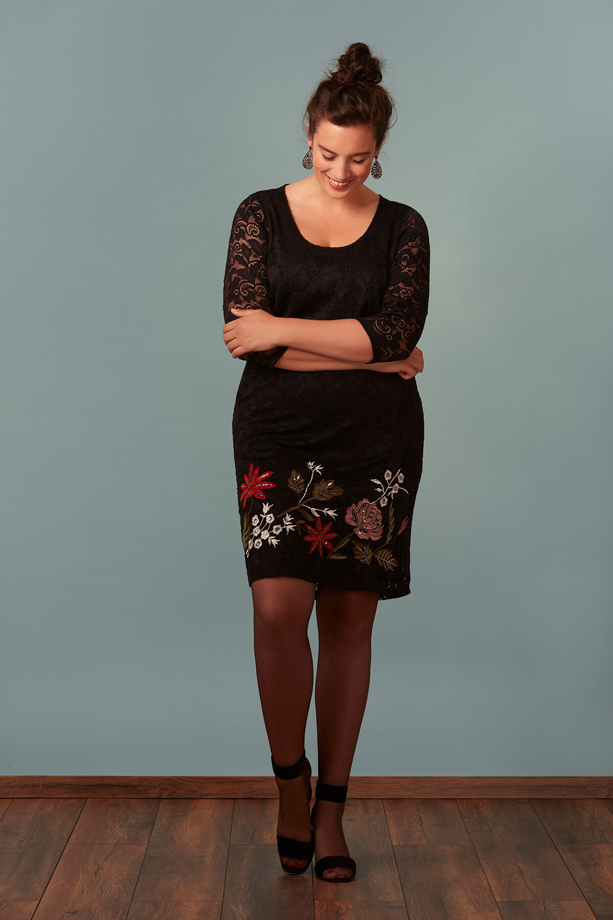 Kleid mit Spitzen und Stickerei image number 4