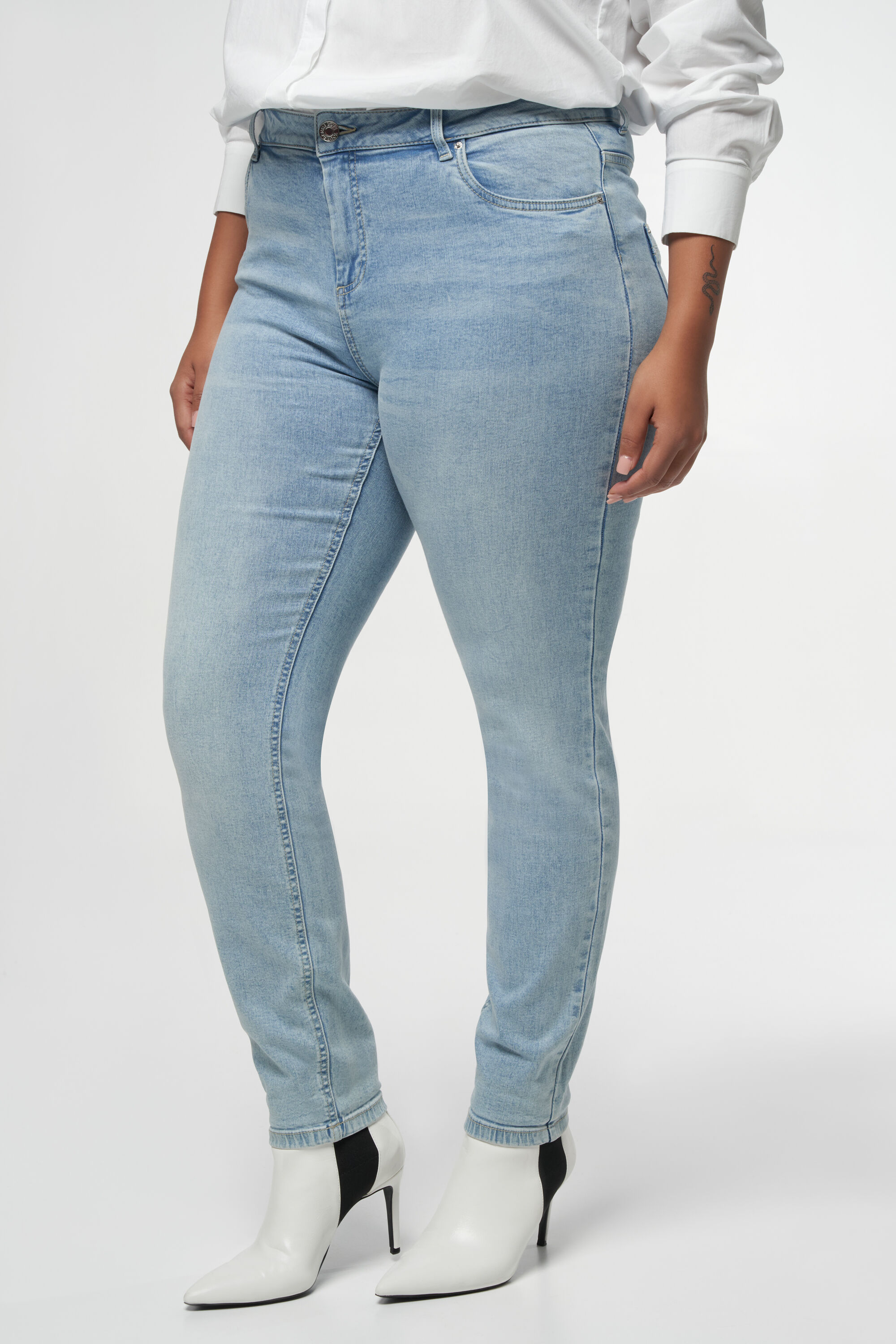 IRIS Slim-Leg Jeans image number 6