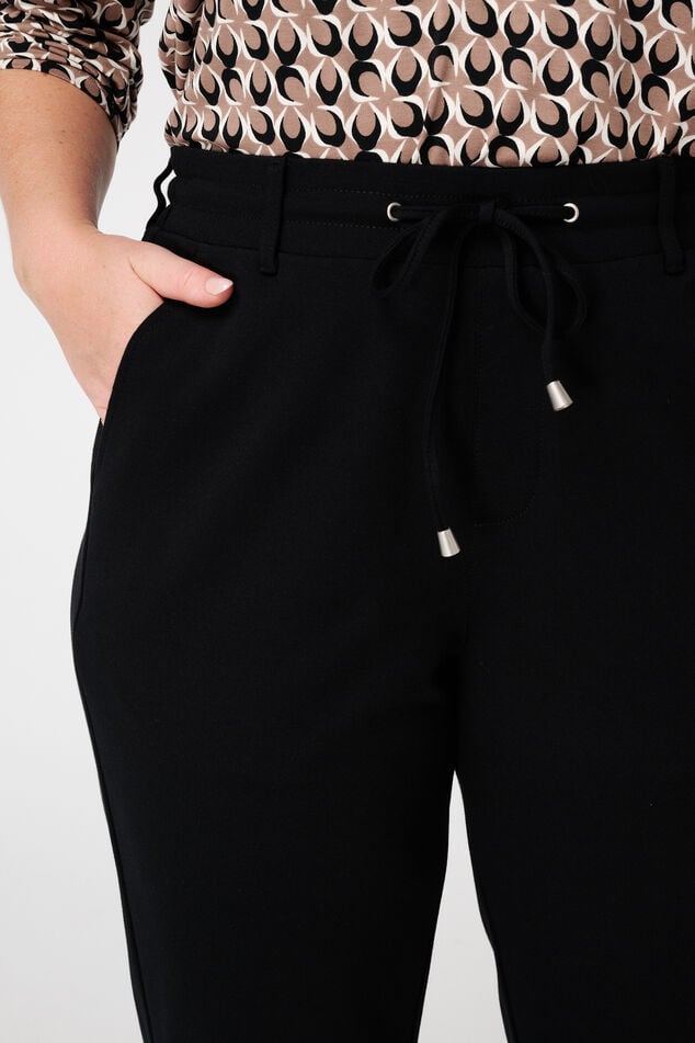 Schlank geschnittene Hose image number 4