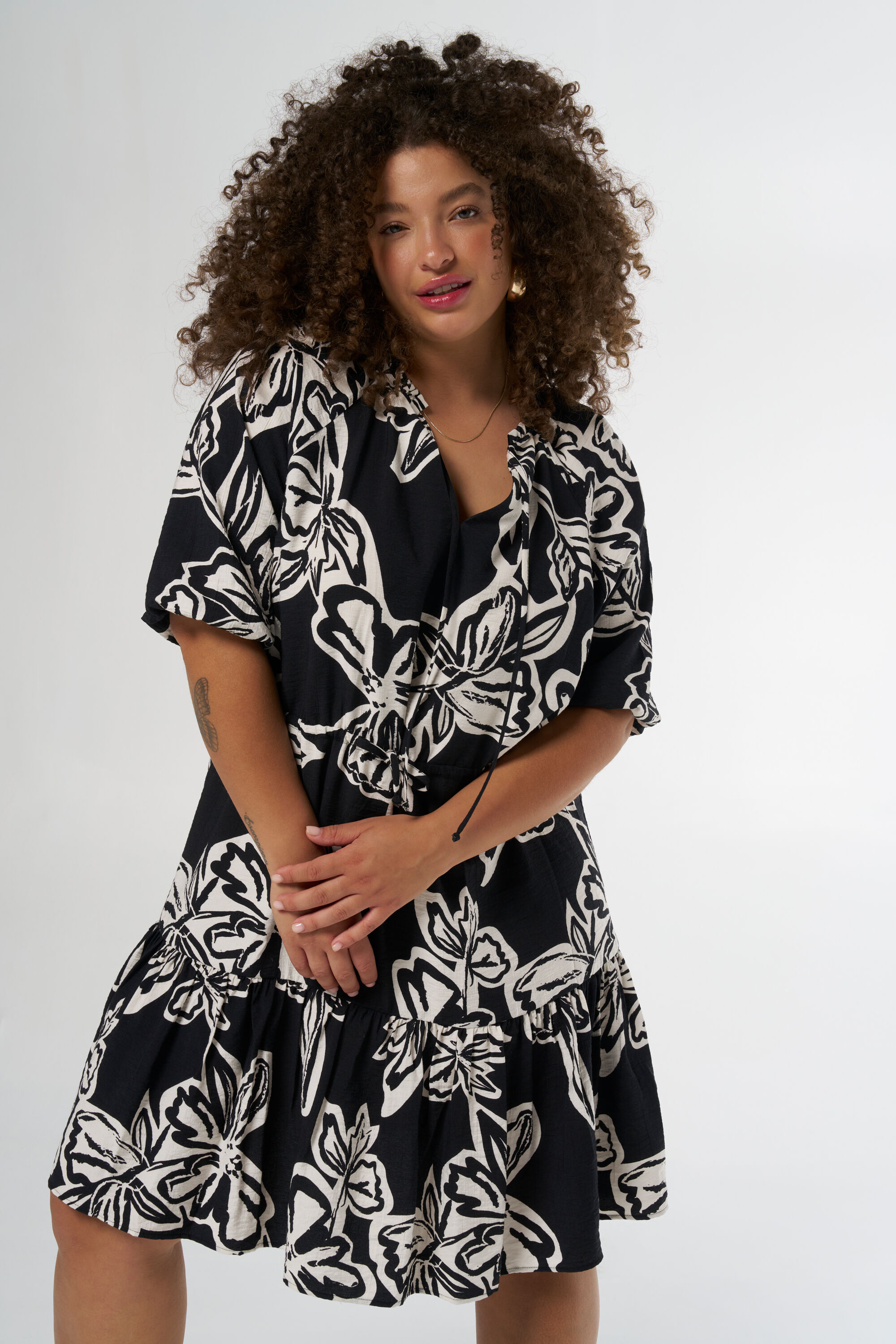 Tailliertes Kleid mit Print  image number 5