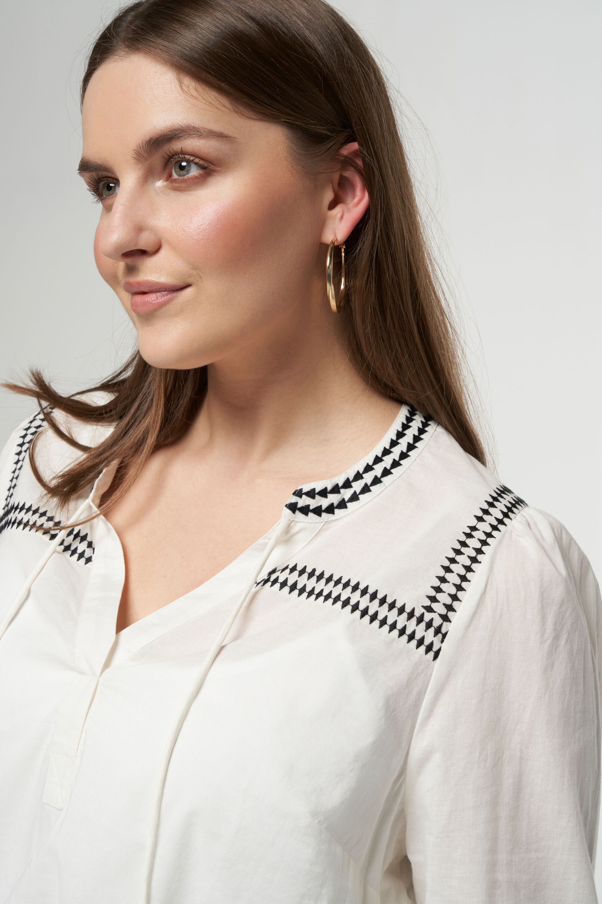 Bluse mit Stickerei image number 4