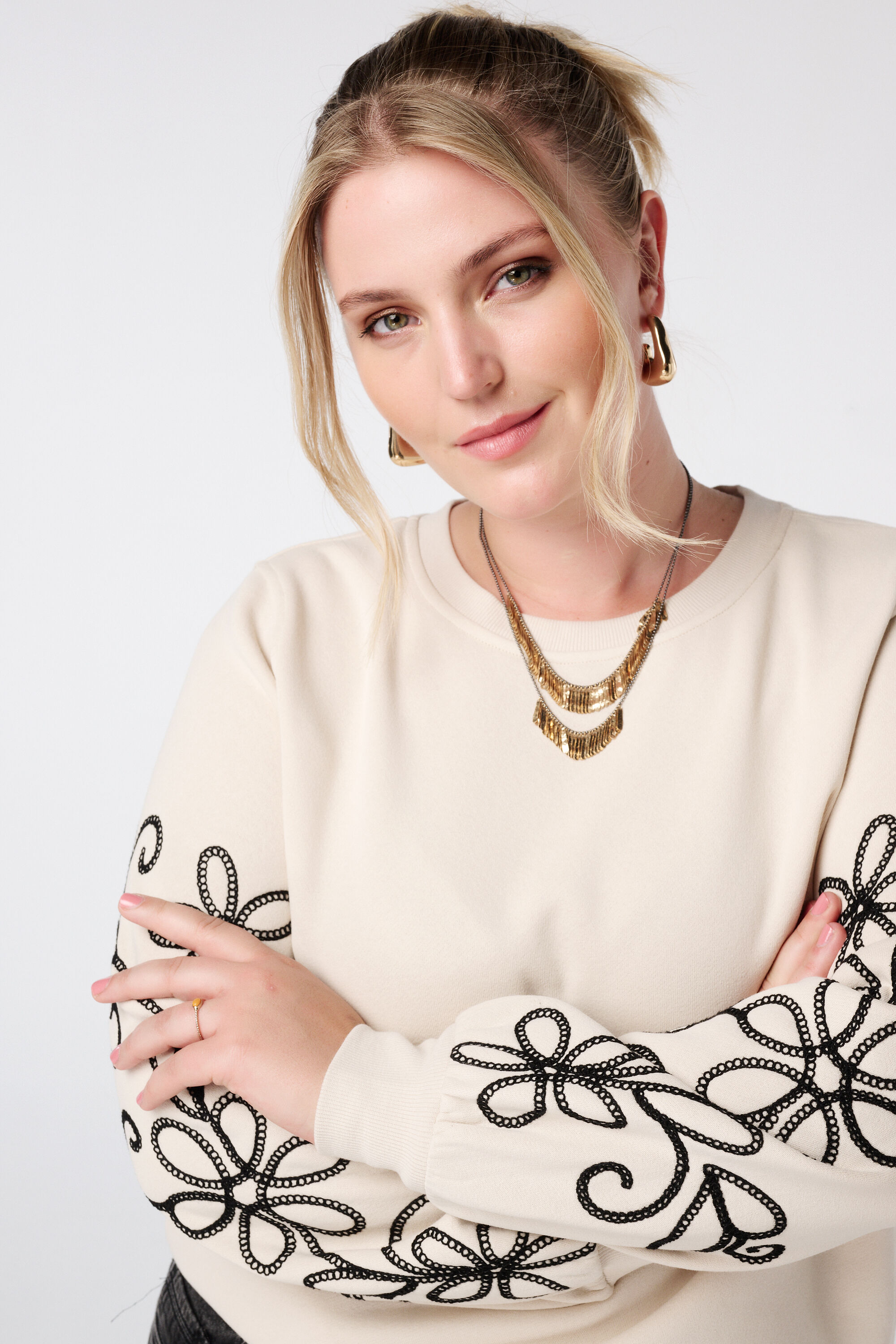 Pullover mit Stickdetails image number 4