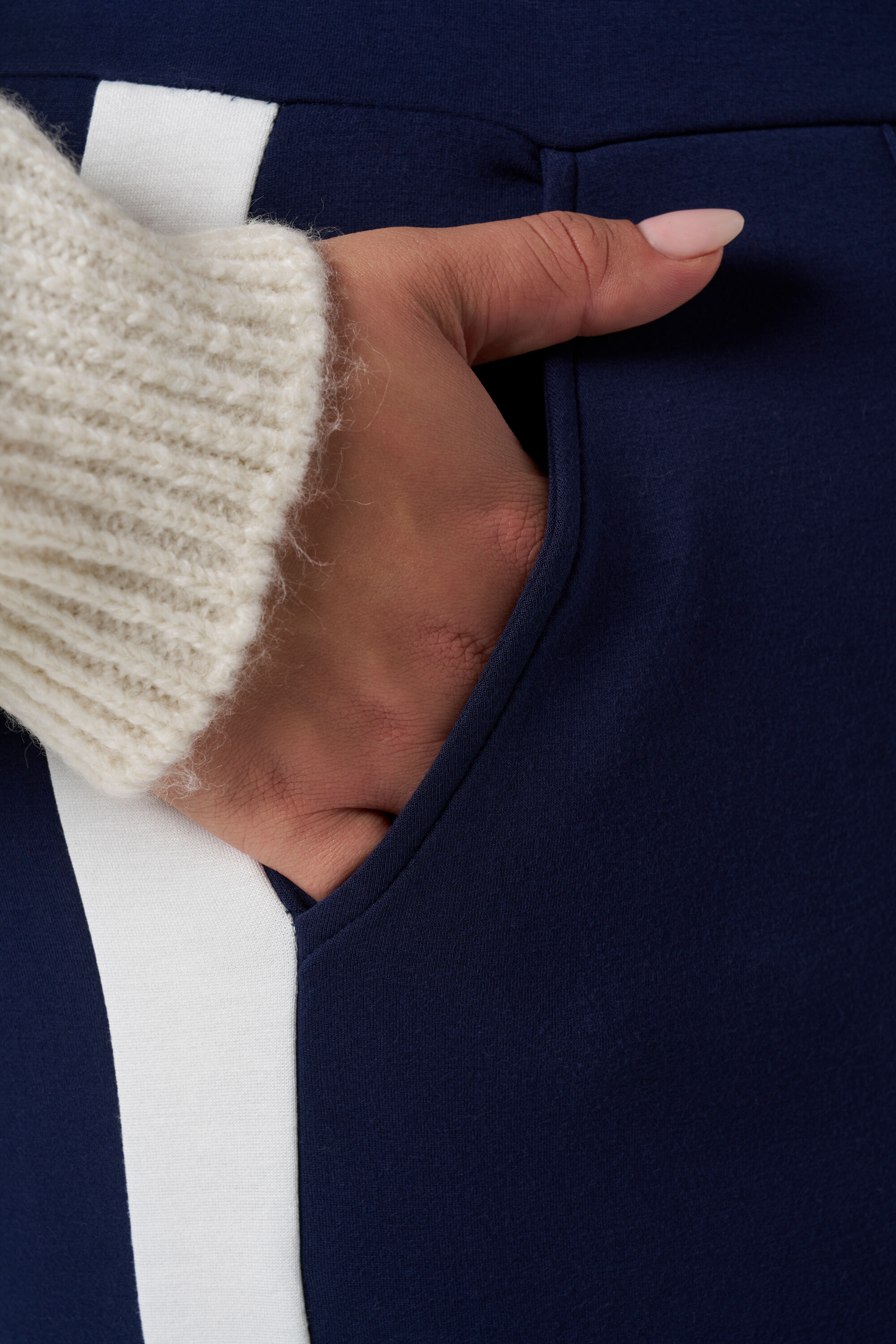 Sportliche Hosen image number 4