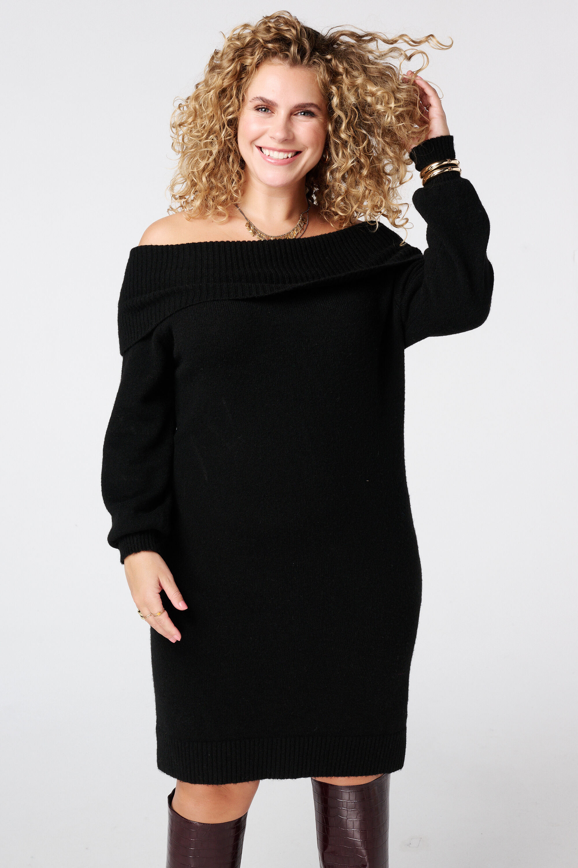 Strickkleid mit schulterfreiem Ausschnitt